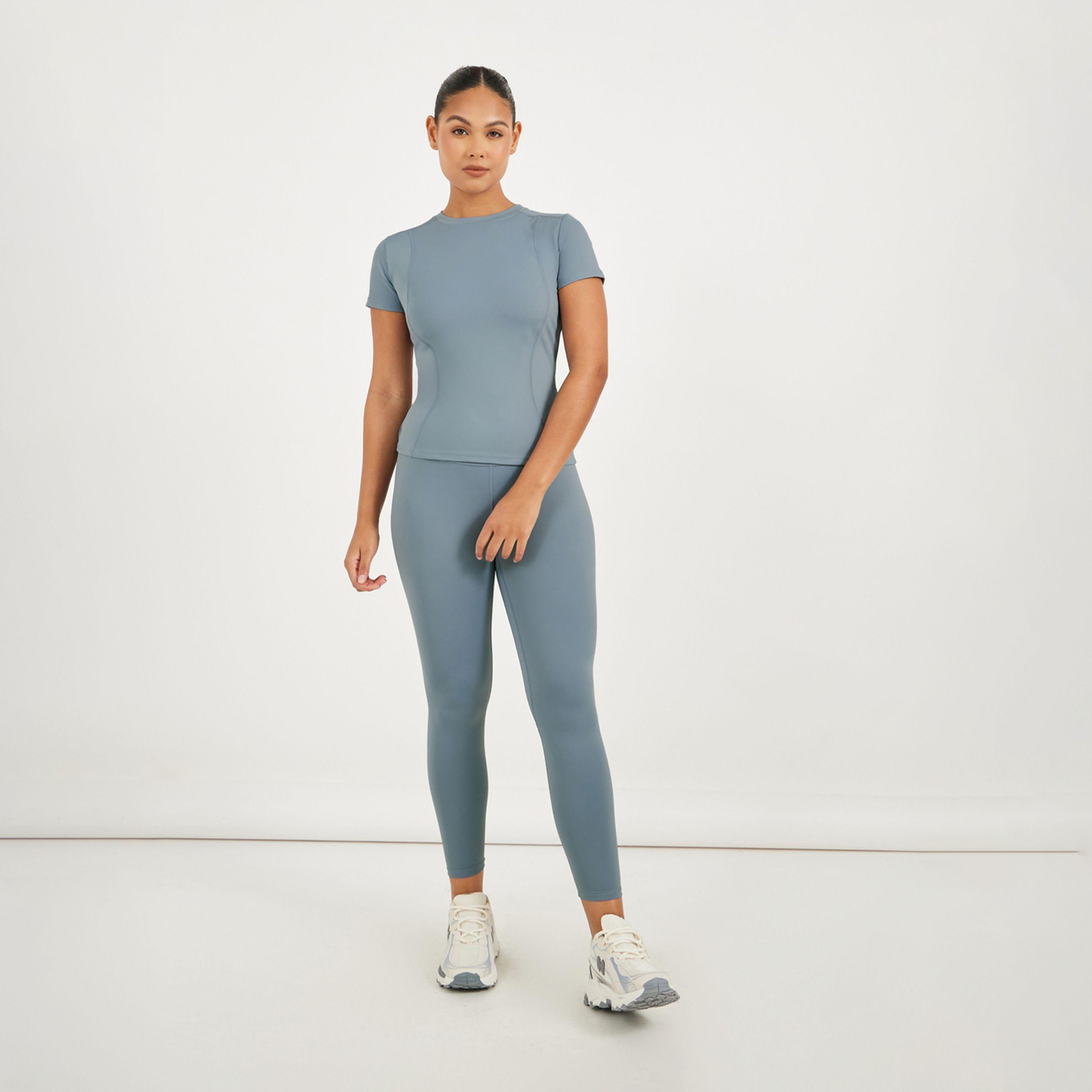 ستايلي - بلوزة رياضية قصيرة الأكمام بقصة ملائمة للجسم وتفاصيل حياكة-women-clothing-tshirts-image-2