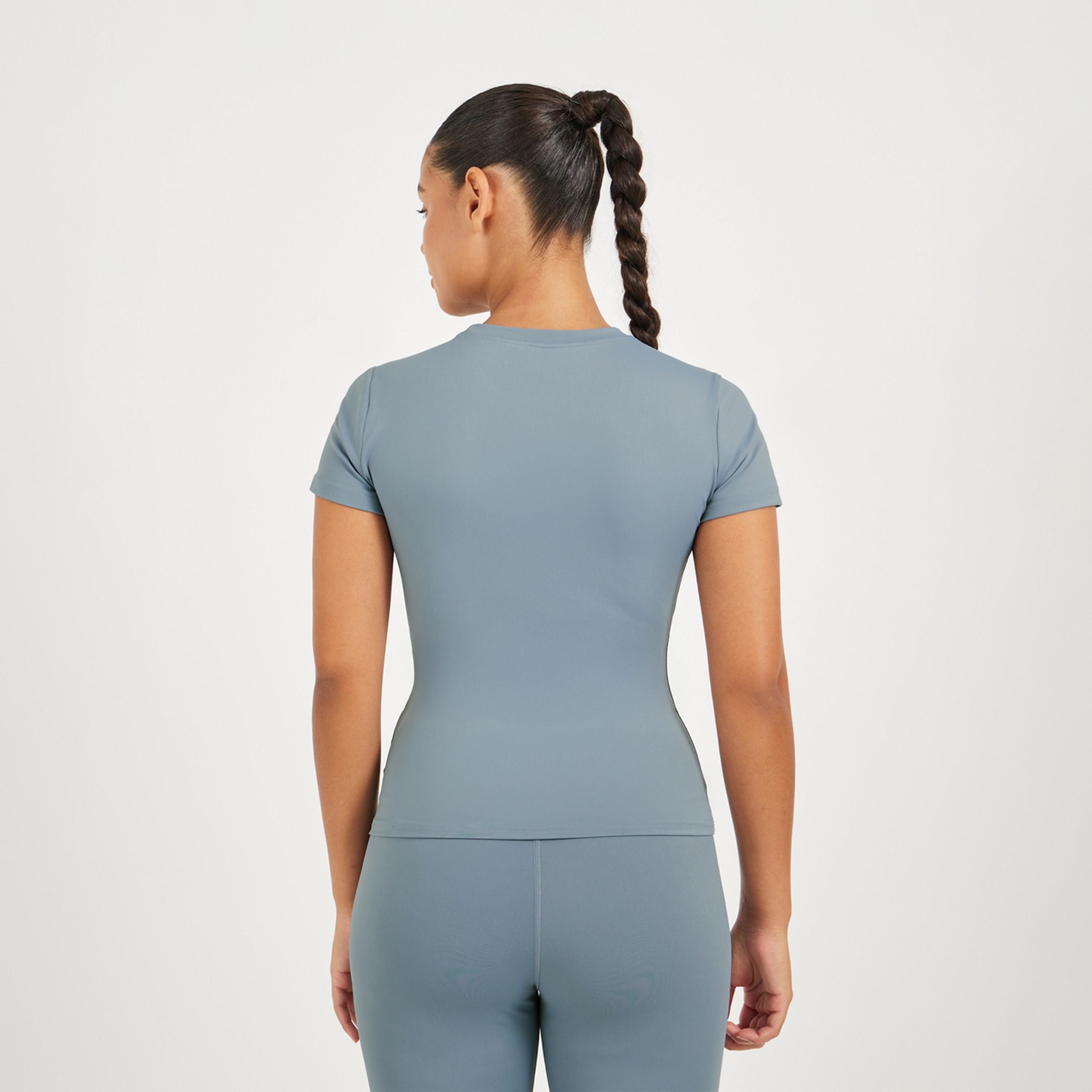 ستايلي - بلوزة رياضية قصيرة الأكمام بقصة ملائمة للجسم وتفاصيل حياكة-women-clothing-tshirts-image-4