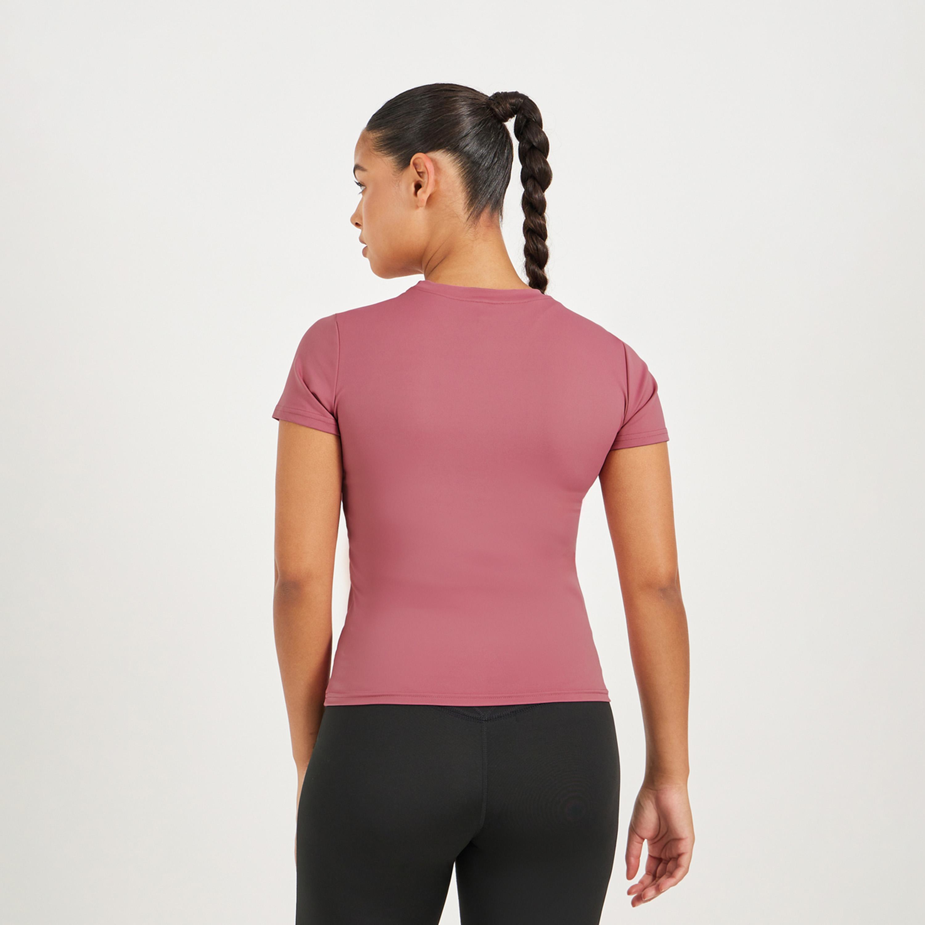 ستايلي - بلوزة رياضية قصيرة الأكمام بقصة ملائمة للجسم وتفاصيل حياكة-women-clothing-tshirts-image-4