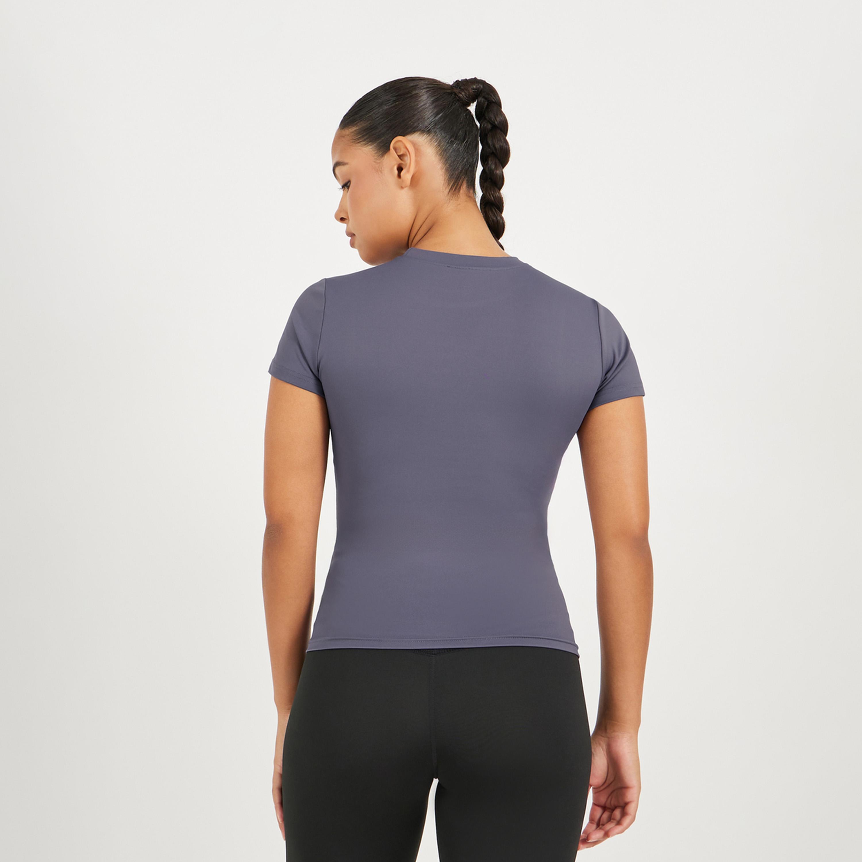 ستايلي - بلوزة رياضية قصيرة الأكمام بقصة ملائمة للجسم وتفاصيل حياكة-women-clothing-tshirts-image-4