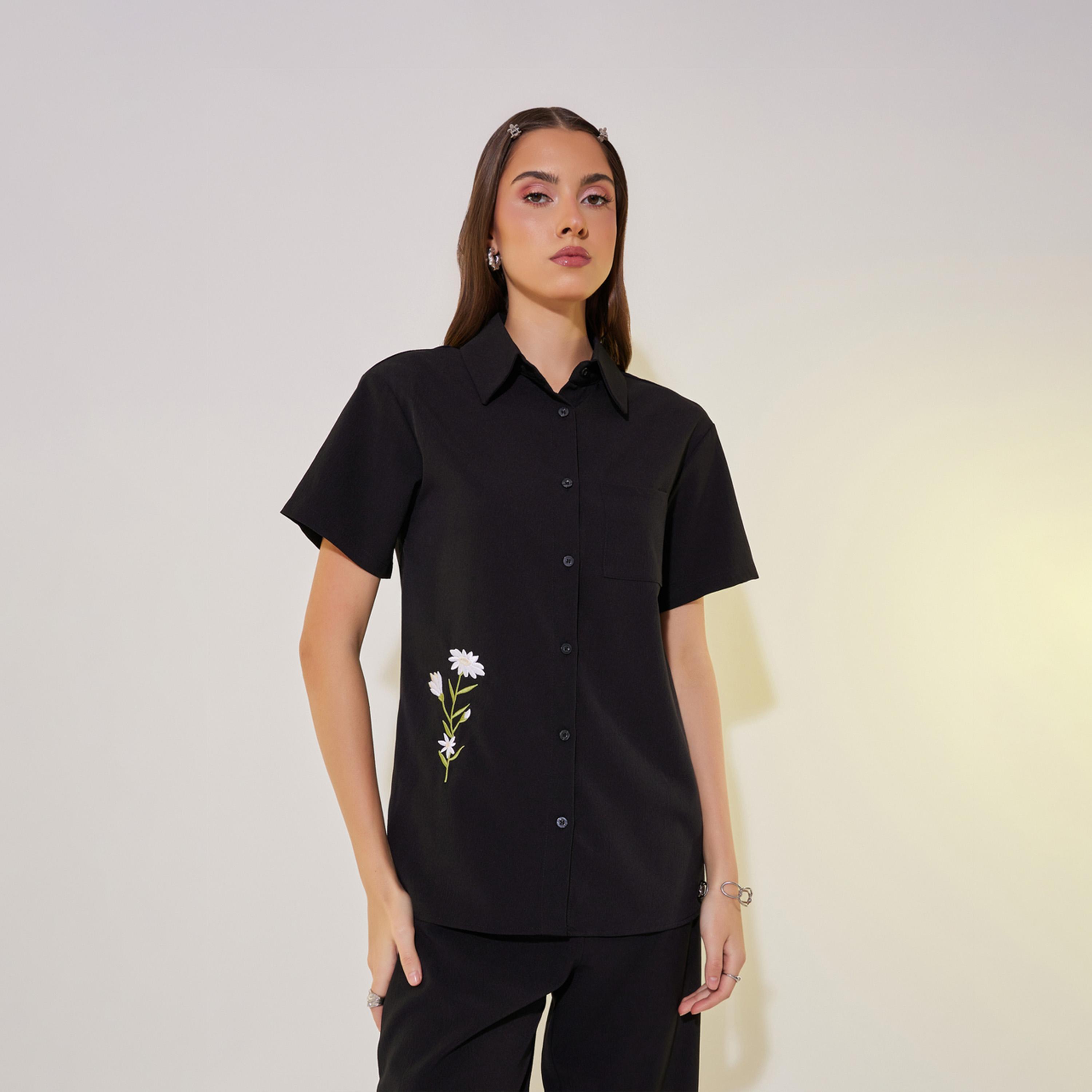 طقم منسق من بنطال وبلوزة مُطرزة بأكمام قصيرة-women-clothing-coordsets-image-3