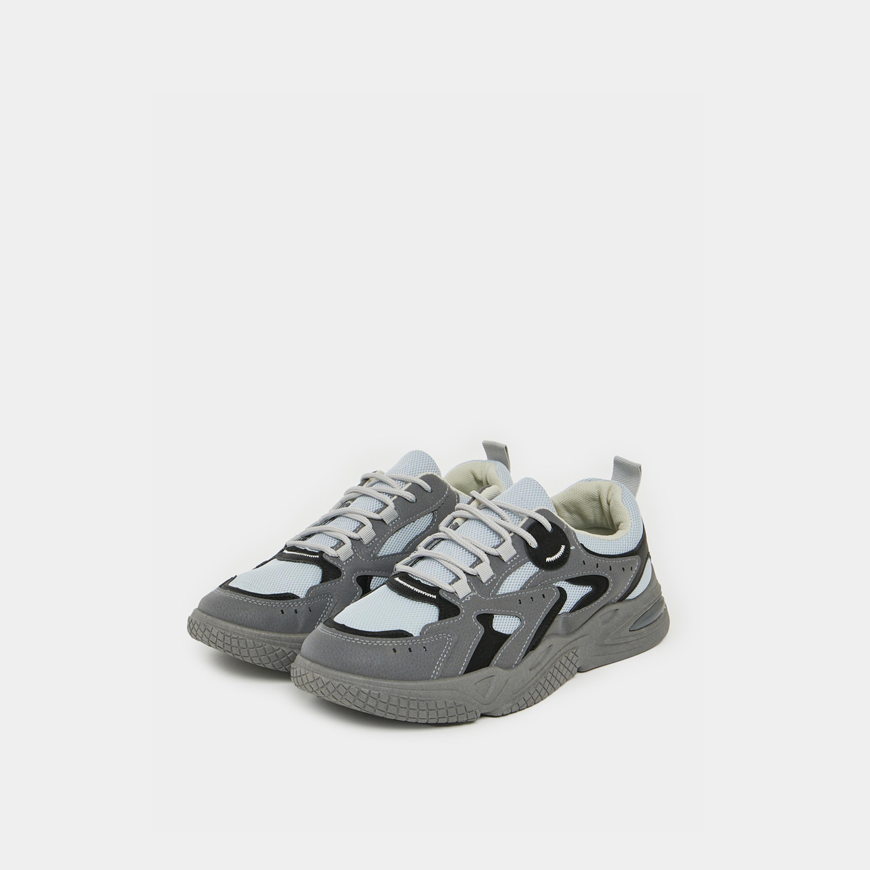حذاء سنيكرز بنعل شانكي وتفاصيل بارزة الملمس-men-shoes-sneakers-image-2