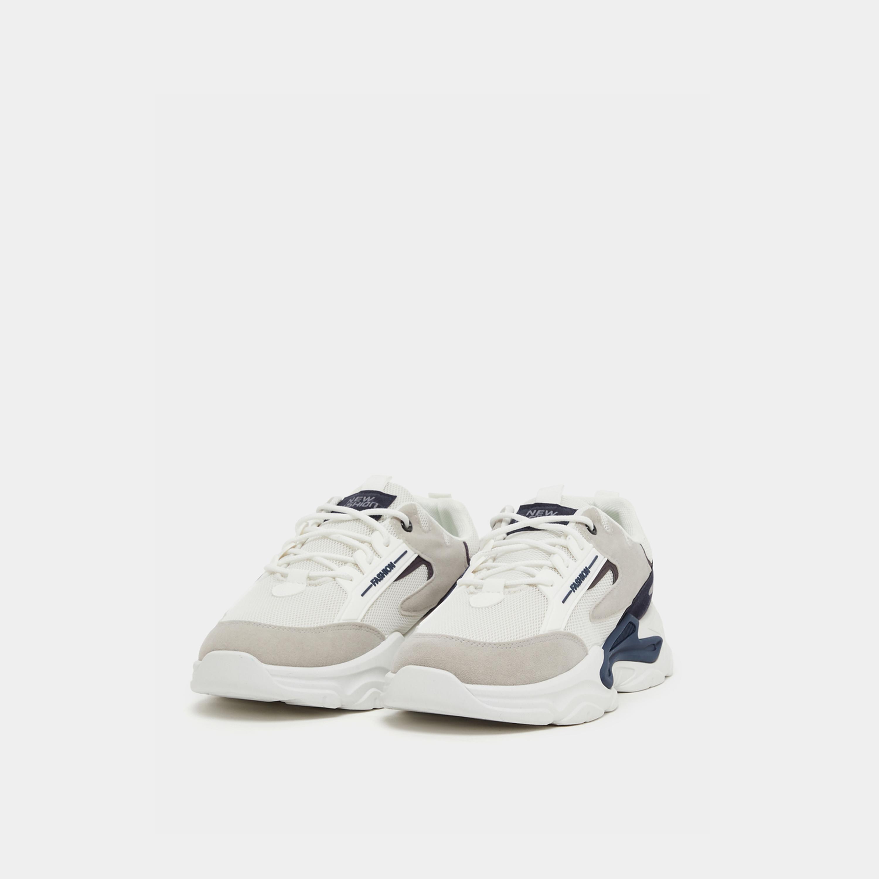 حذاء سنيكرز بنعل شانكي وتفاصيل بارزة الملمس-men-shoes-sneakers-image-2