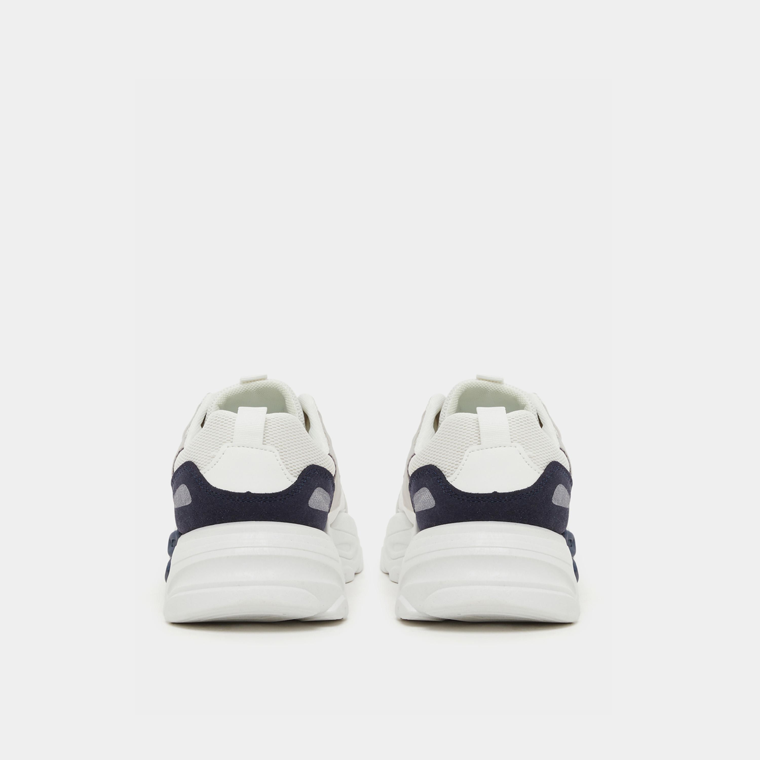 حذاء سنيكرز بنعل شانكي وتفاصيل بارزة الملمس-men-shoes-sneakers-image-4