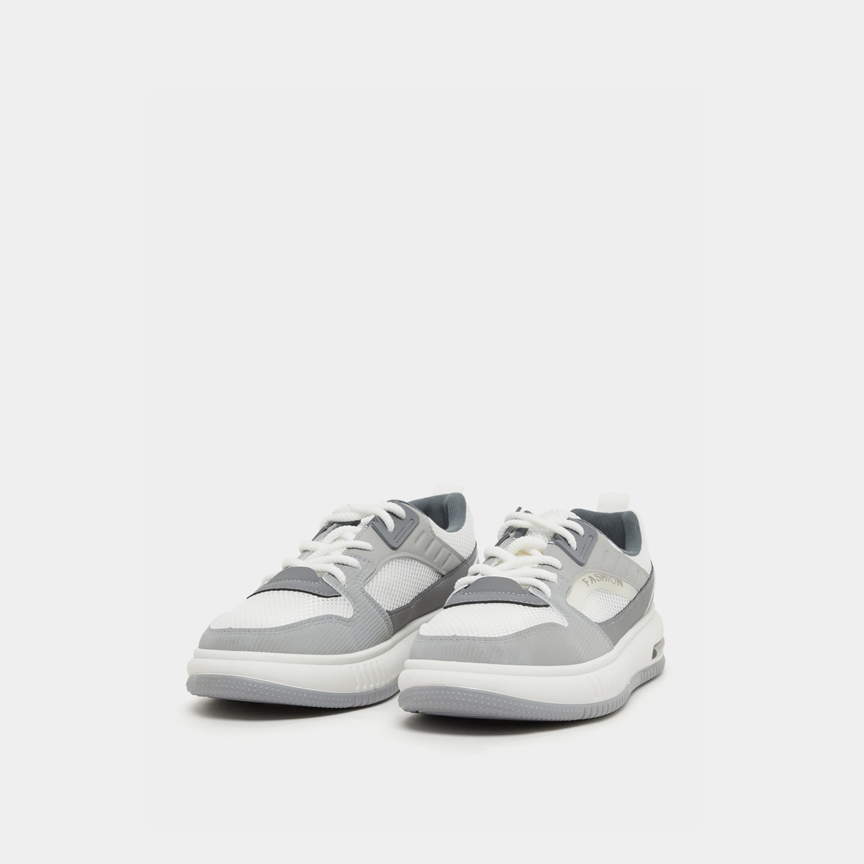 حذاء سنيكرز بنعل شانكي وأربطة للإغلاق-men-shoes-sneakers-image-2