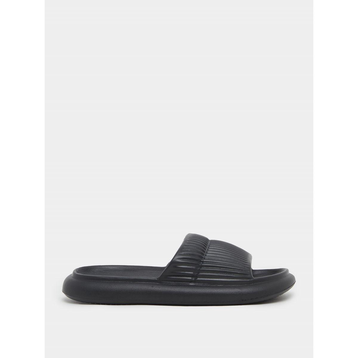 شبشب سهل الارتداء بتفاصيل بارزة الملمس-men-shoes-flipflopsandslides-image-1