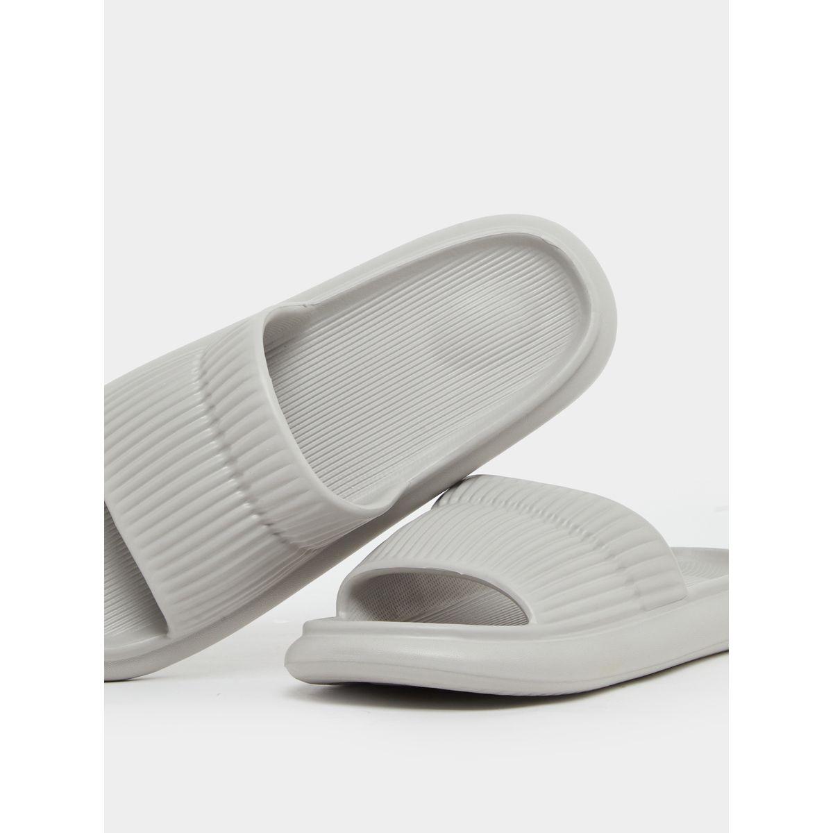 شبشب سهل الارتداء بتفاصيل بارزة الملمس-men-shoes-flipflopsandslides-image-4