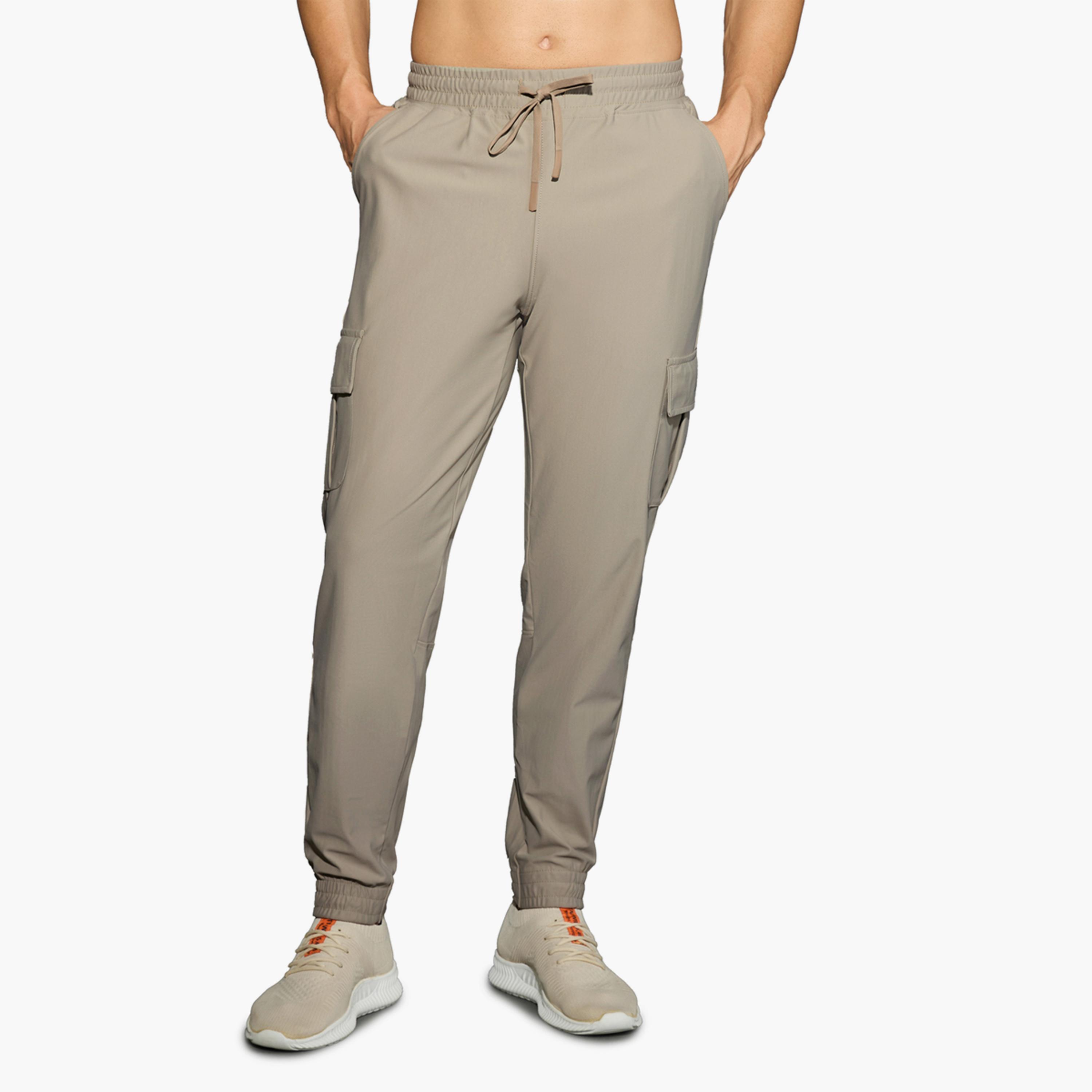 تيكنو سبورت × ستايلي - بنطال كارغو سادة قابل للتمدد في 4 اتجاهات-men-clothing-sportswearandactivewear-bottoms-joggers-image-1