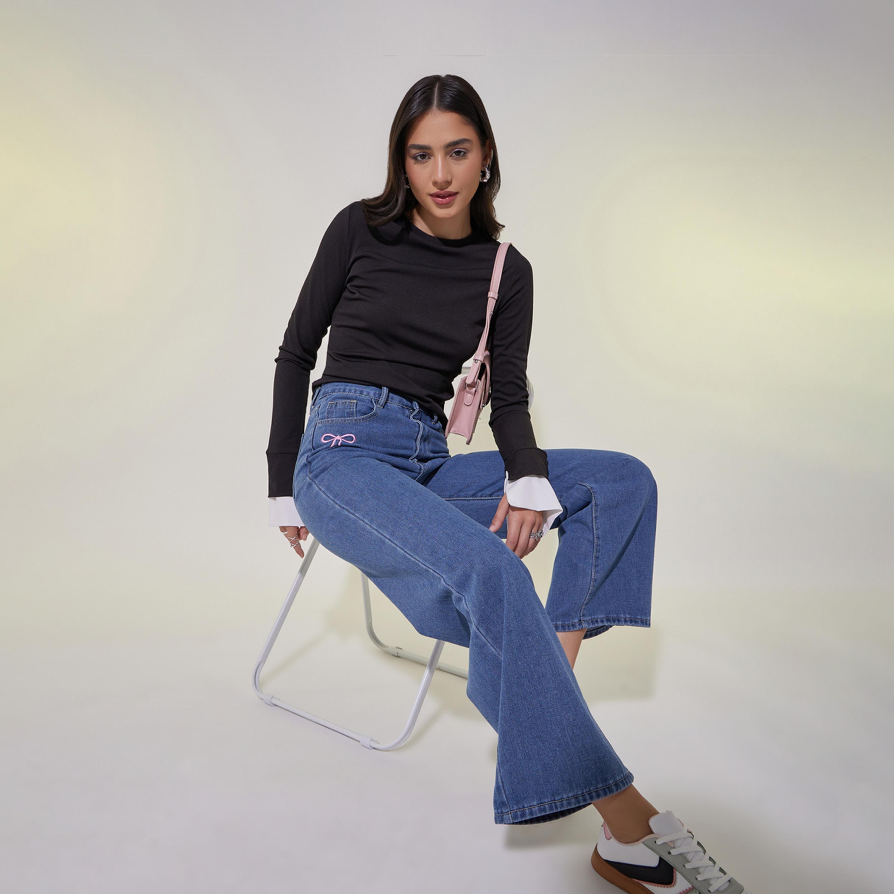 جينز بقصة أرجل مستقيمة وتفاصيل فيونكة مُطرزة-women-clothing-bottoms-jeans-image-1