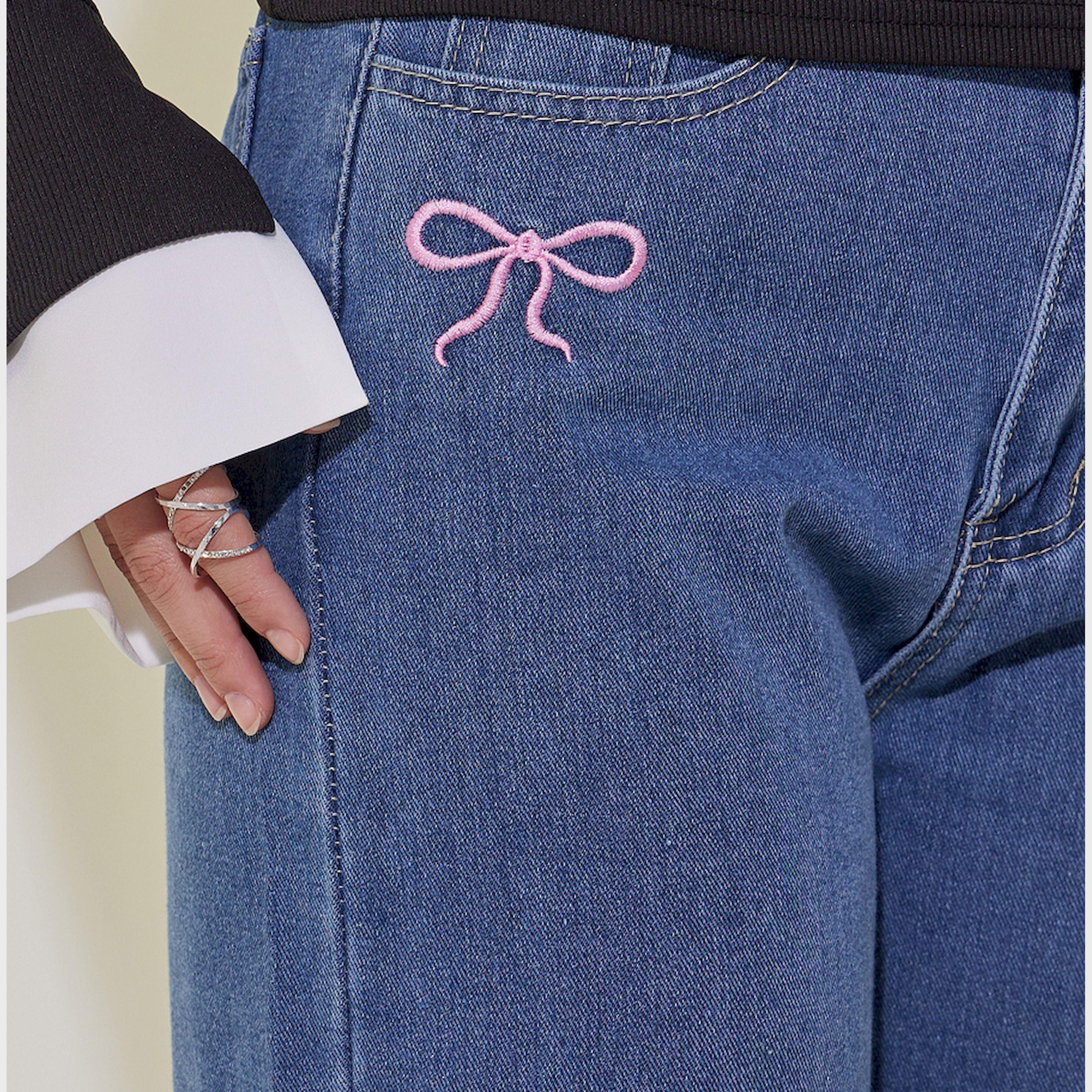 جينز بقصة أرجل مستقيمة وتفاصيل فيونكة مُطرزة-women-clothing-bottoms-jeans-image-4