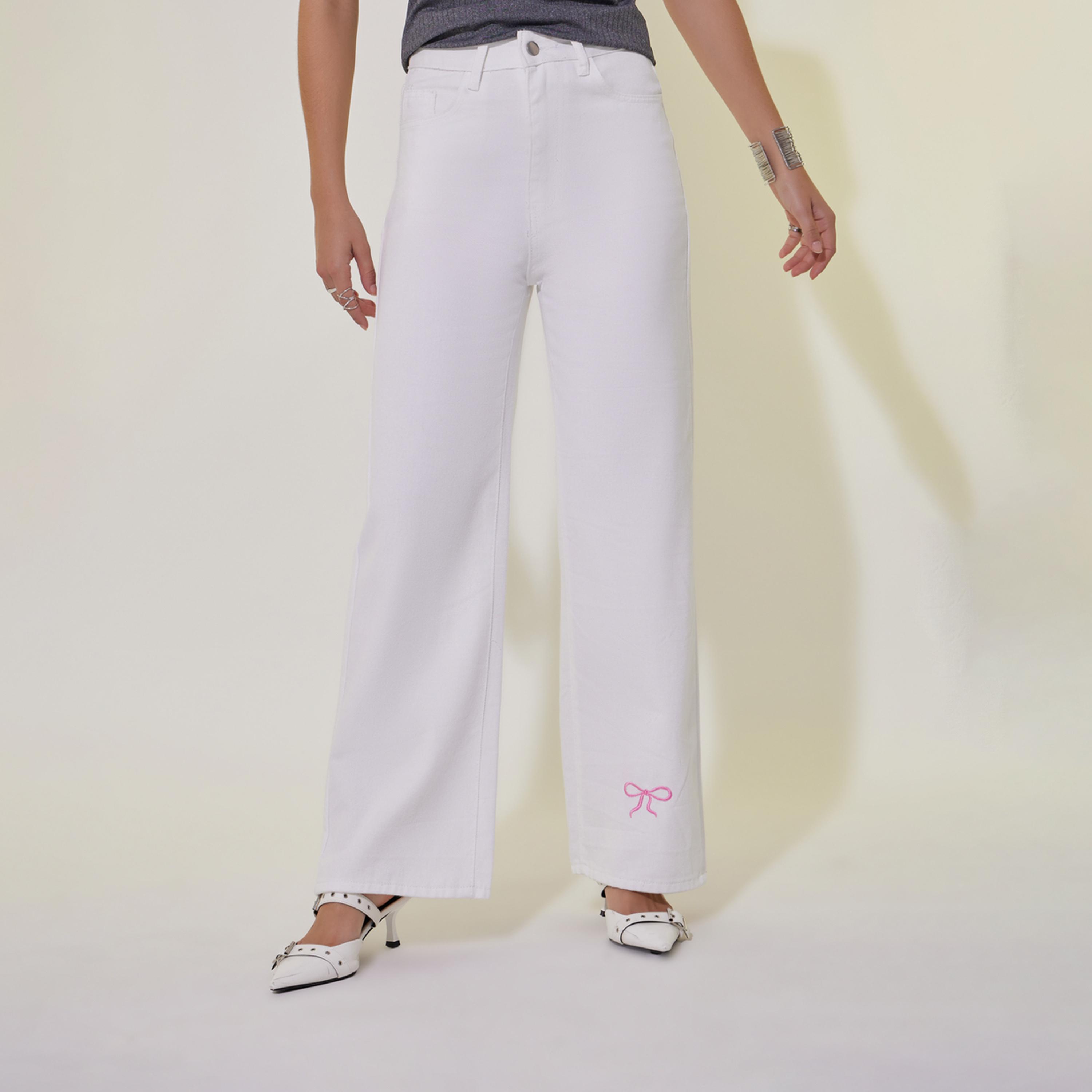 جينز بقصة أرجل مستقيمة وتفاصيل فيونكة مُطرزة-women-clothing-bottoms-jeans-image-2