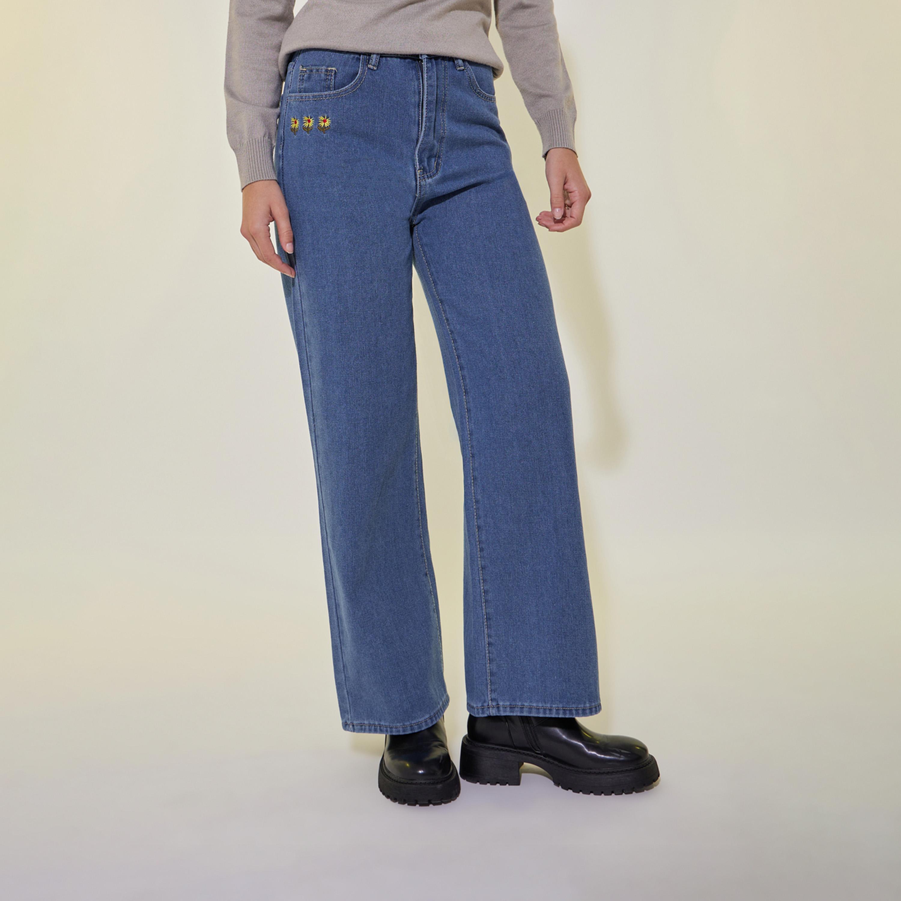 جينز بقصة مستقيمة وتفاصيل مُطرّزة-women-clothing-bottoms-jeans-image-2