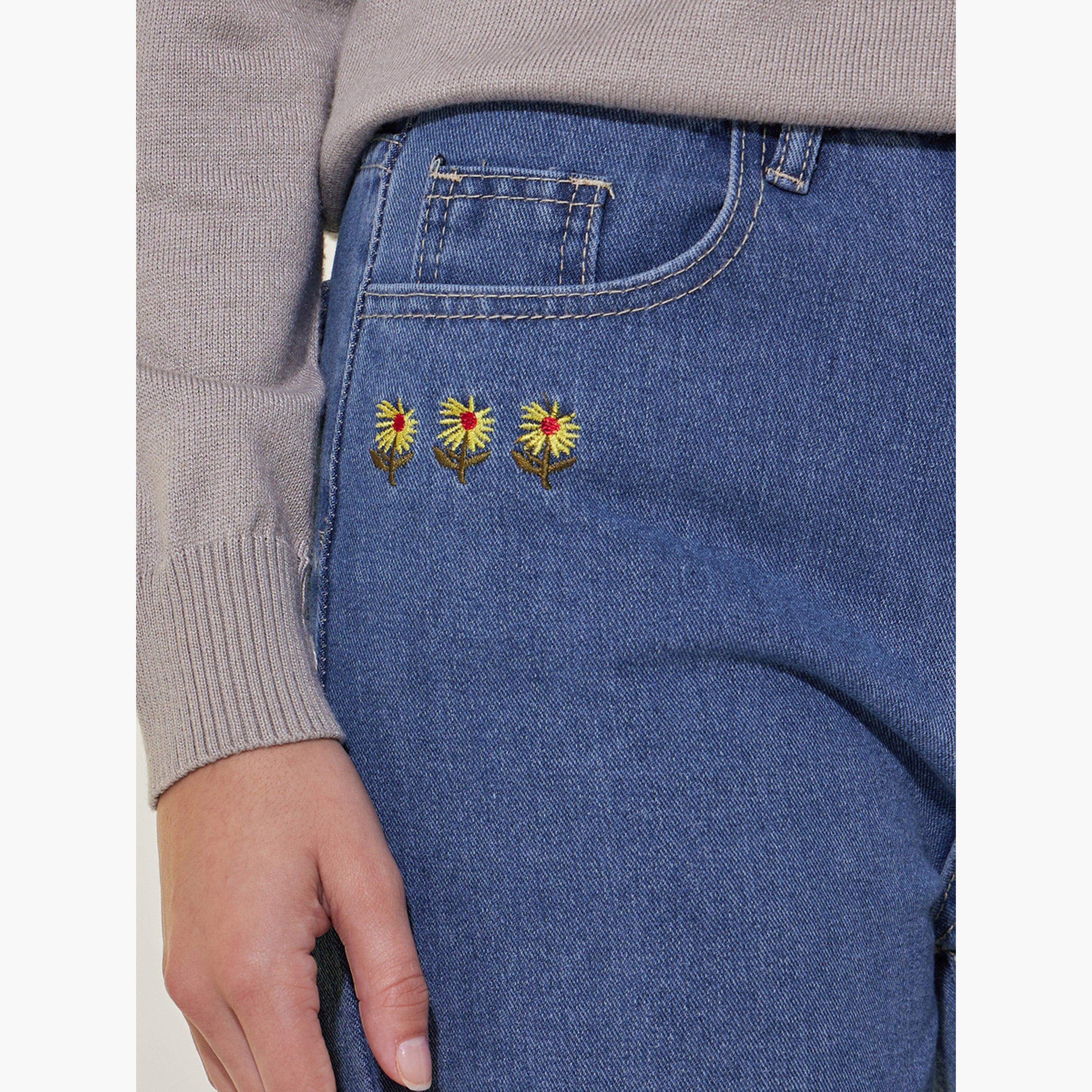 جينز بقصة مستقيمة وتفاصيل مُطرّزة-women-clothing-bottoms-jeans-image-3
