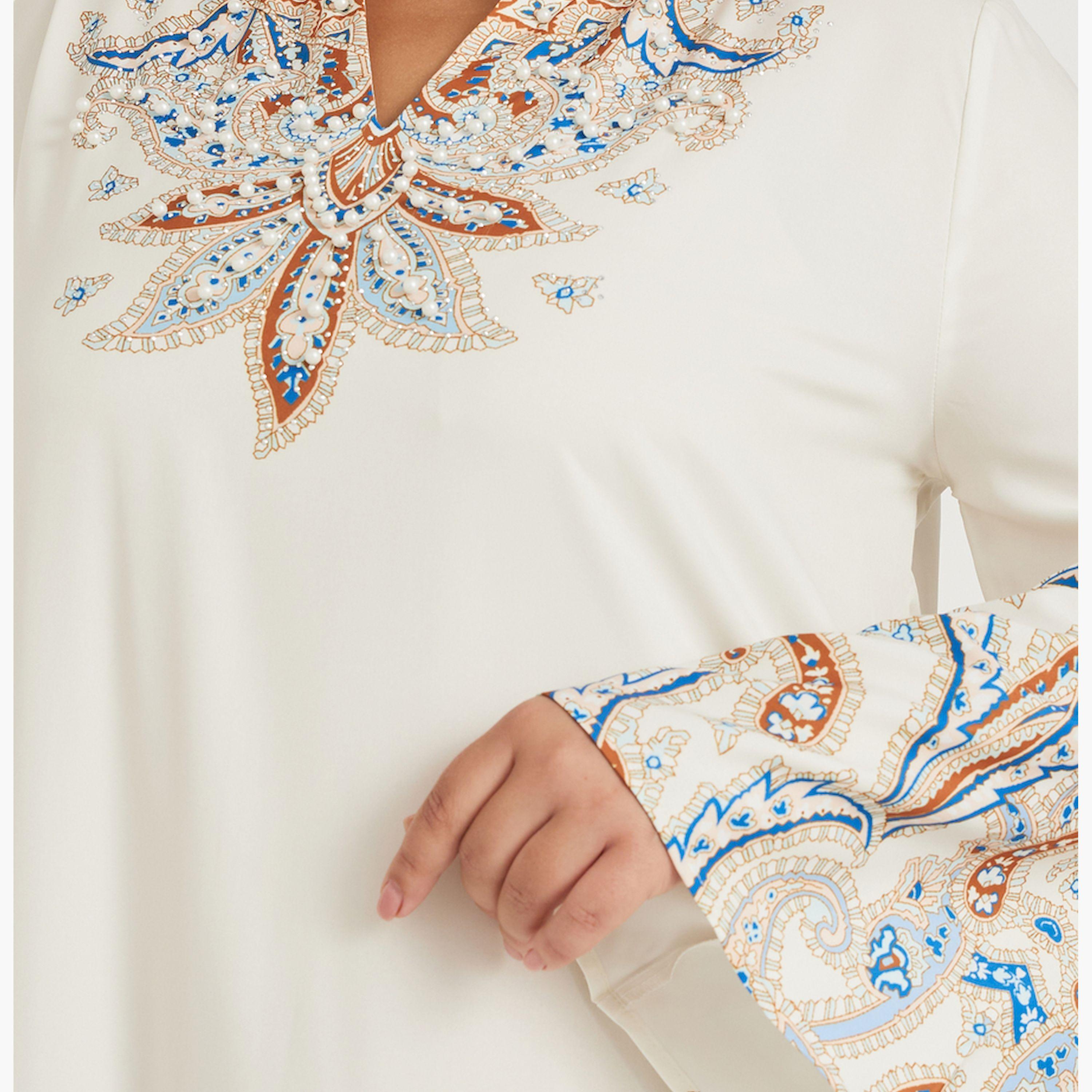 Amirah X Styli Plus Size Stand Collar Printed A-Line Jalabiya with Embellished Detail-women-arabicclothing-jalabiyas-image-4