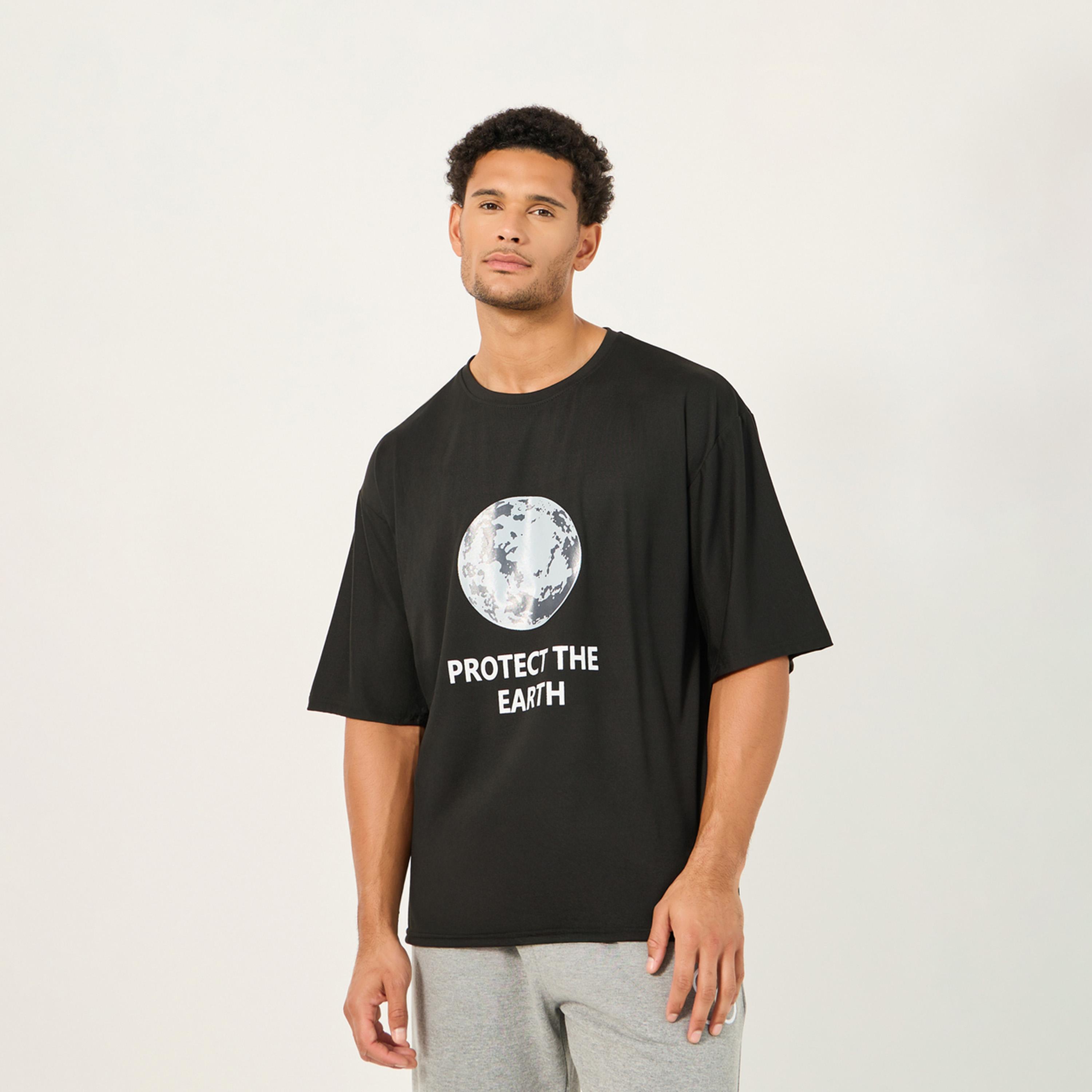 ستايلي - تي شيرت كبير الحجم بأكمام قصيرة وطبعة جرافيكية-men-clothing-tshirtsandpolos-tshirts-image-1