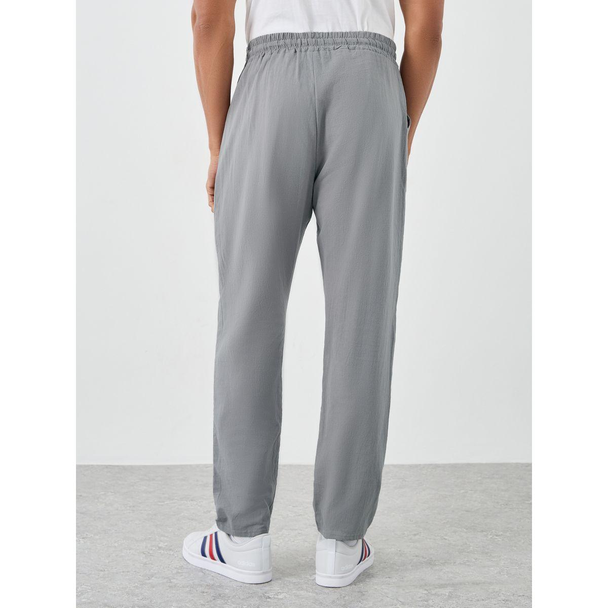 بنطال محبوك بقصة مريحة وتفاصيل أربطة-men-clothing-bottoms-joggers-image-4