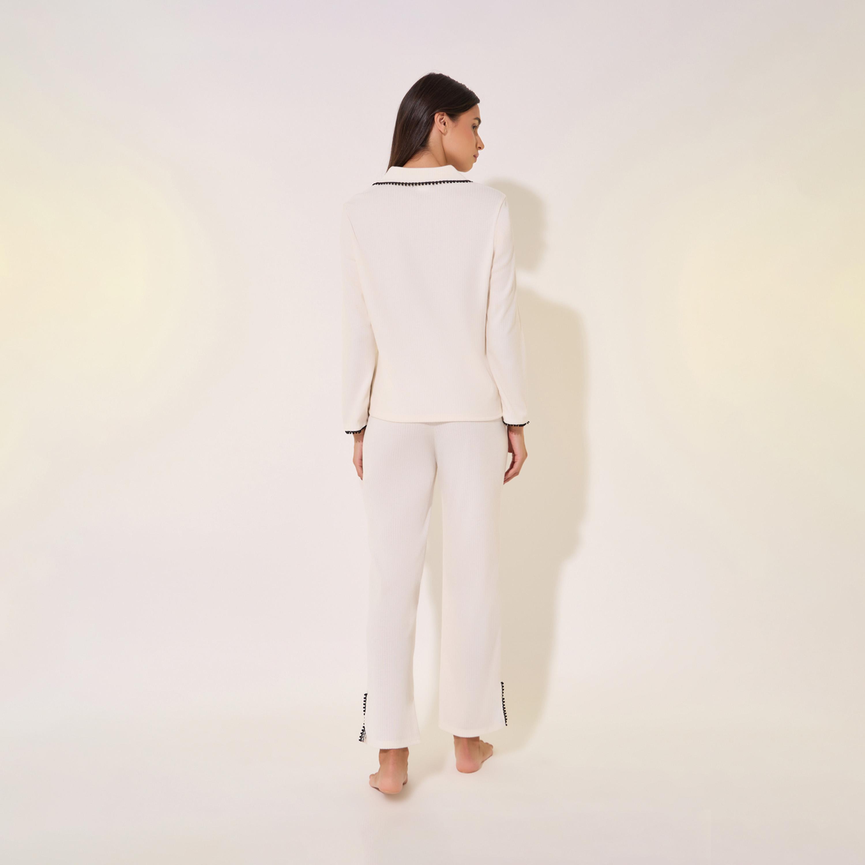 طقم بيجاما من بنطال وبلوزة بتفاصيل مُتباينة-women-clothing-nightwear-pyjamas-longsets-image-5