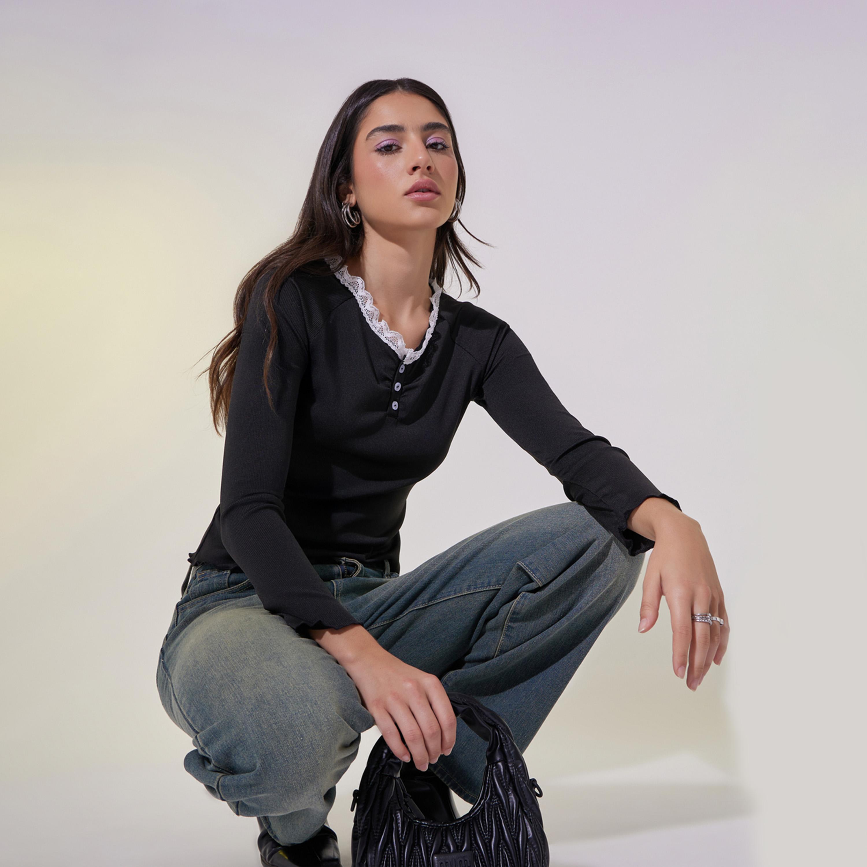 بلوزة مضلعة بياقة دائرية وتفاصيل دانتيل-women-clothing-shirtsandblouses-blouses-image-1