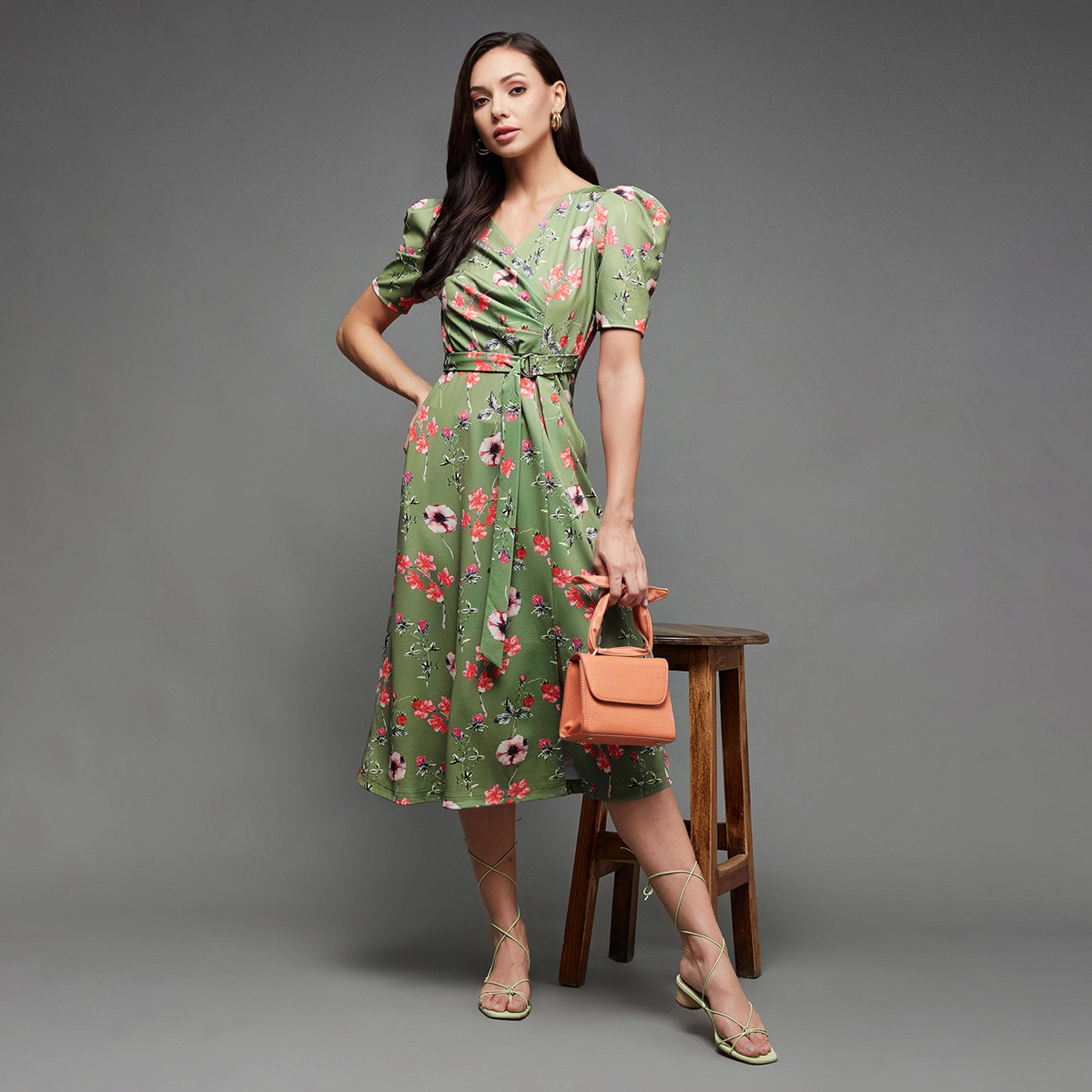 ستايلي - فستان متوسط الطول مطبوع بالورود بقصة A وحزام-women-clothing-dresses-image-6