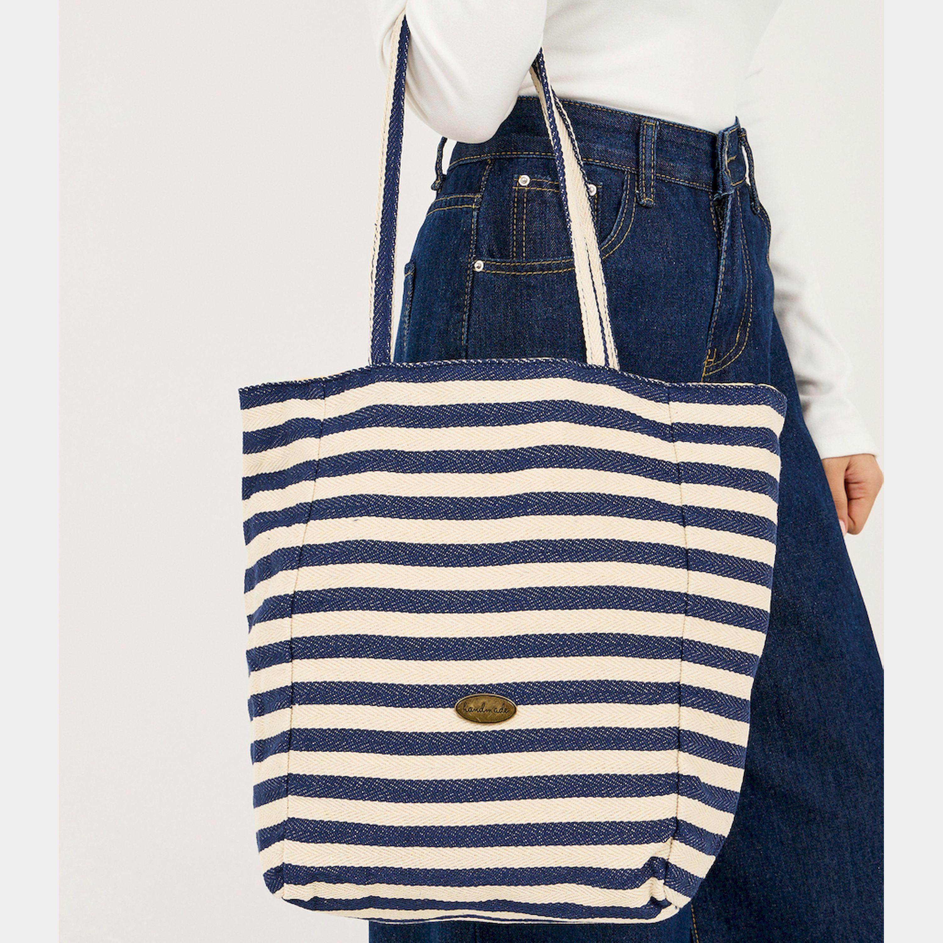 ستايلي - حقيبة تسوق مخططة مزينة برقعة معدنية-women-bagsandwallets-handbags-image-2