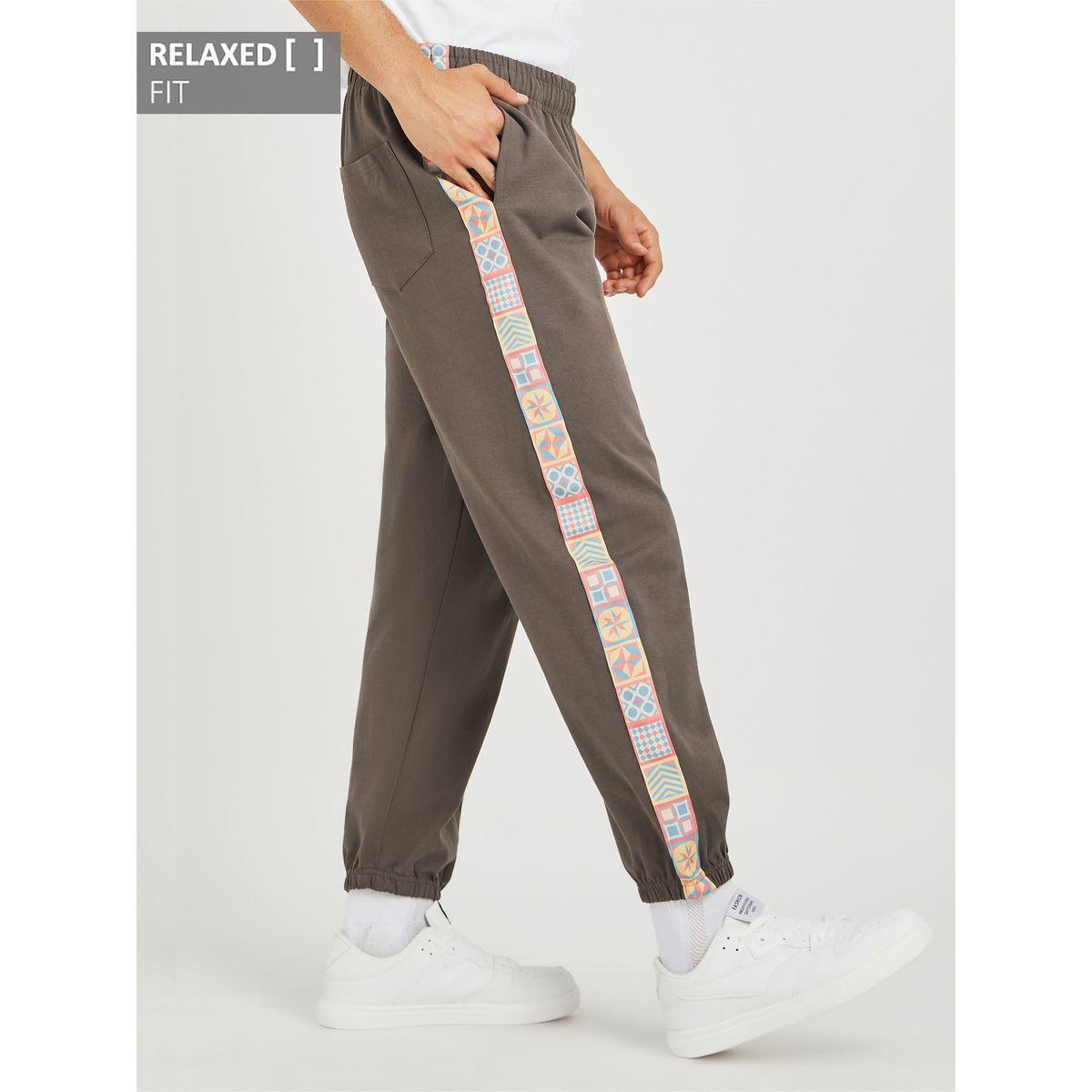 جوغر بقصة مريحة وطبعة موتيف جانبية-men-clothing-bottoms-joggers-image-1