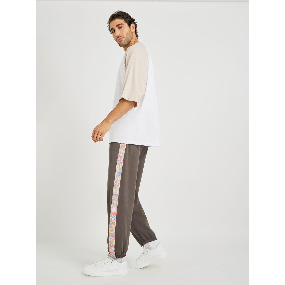 جوغر بقصة مريحة وطبعة موتيف جانبية-men-clothing-bottoms-joggers-image-2
