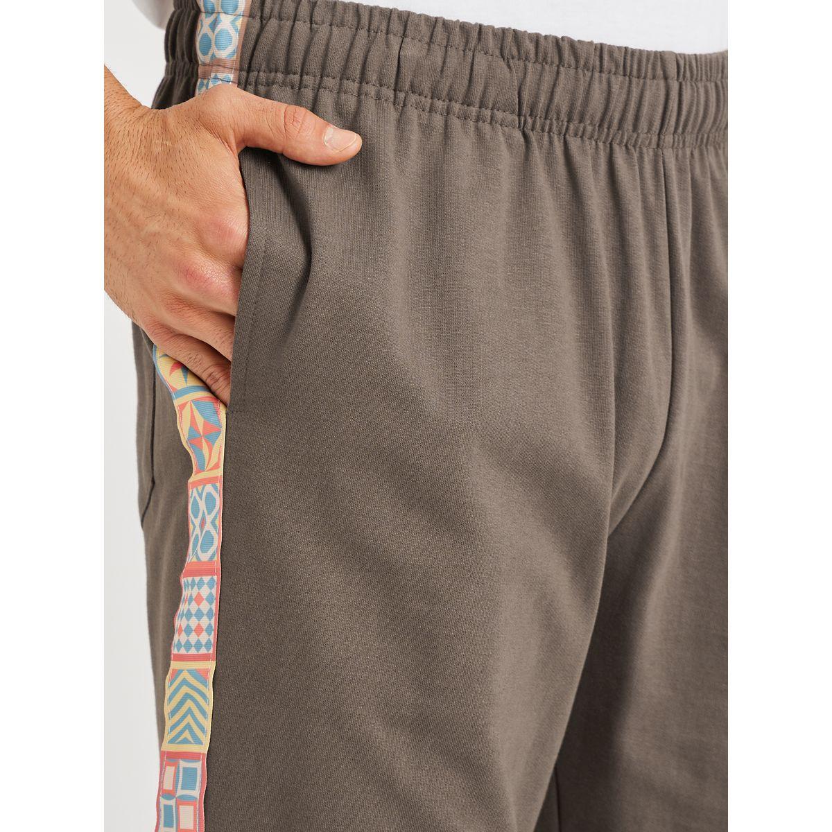 جوغر بقصة مريحة وطبعة موتيف جانبية-men-clothing-bottoms-joggers-image-3