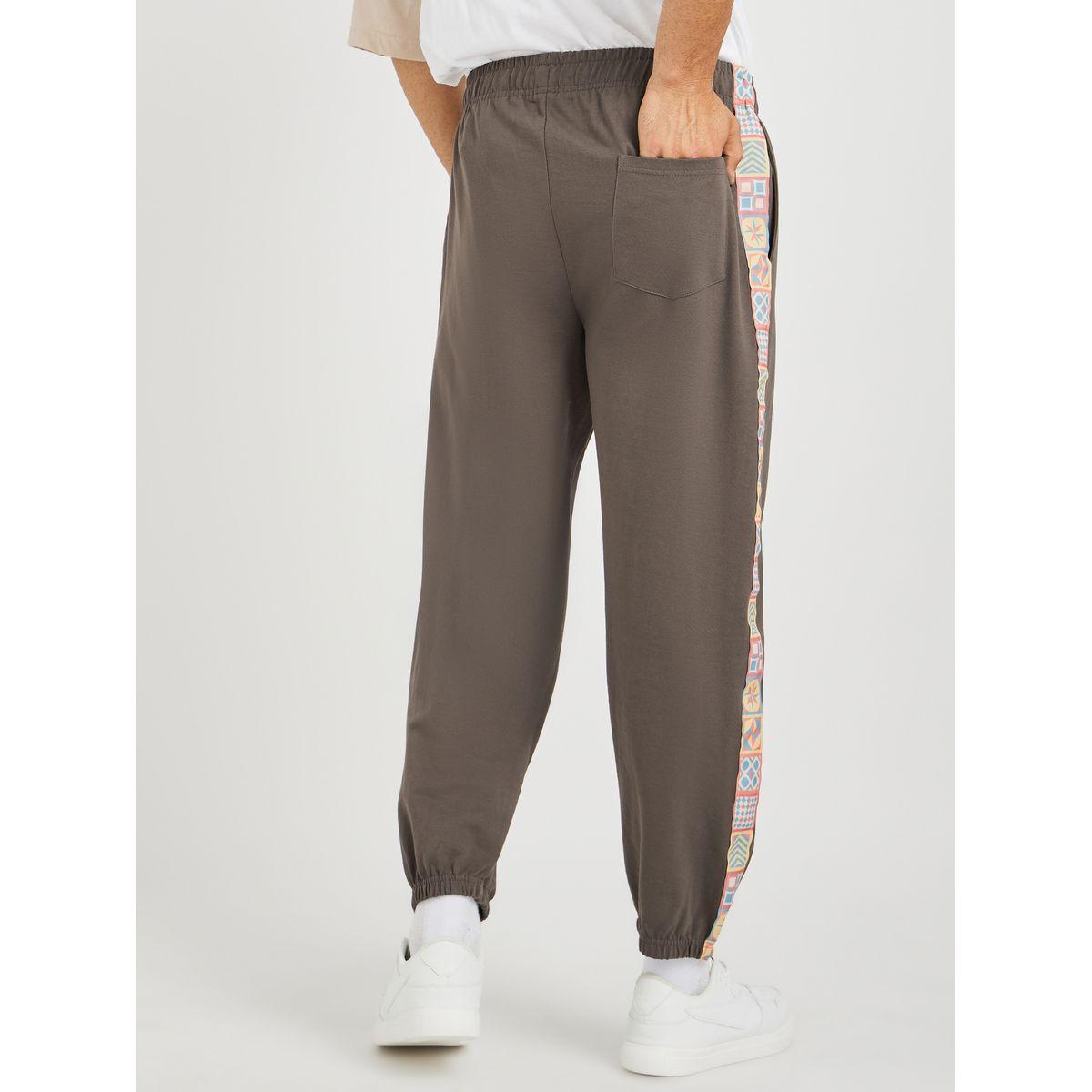 جوغر بقصة مريحة وطبعة موتيف جانبية-men-clothing-bottoms-joggers-image-4