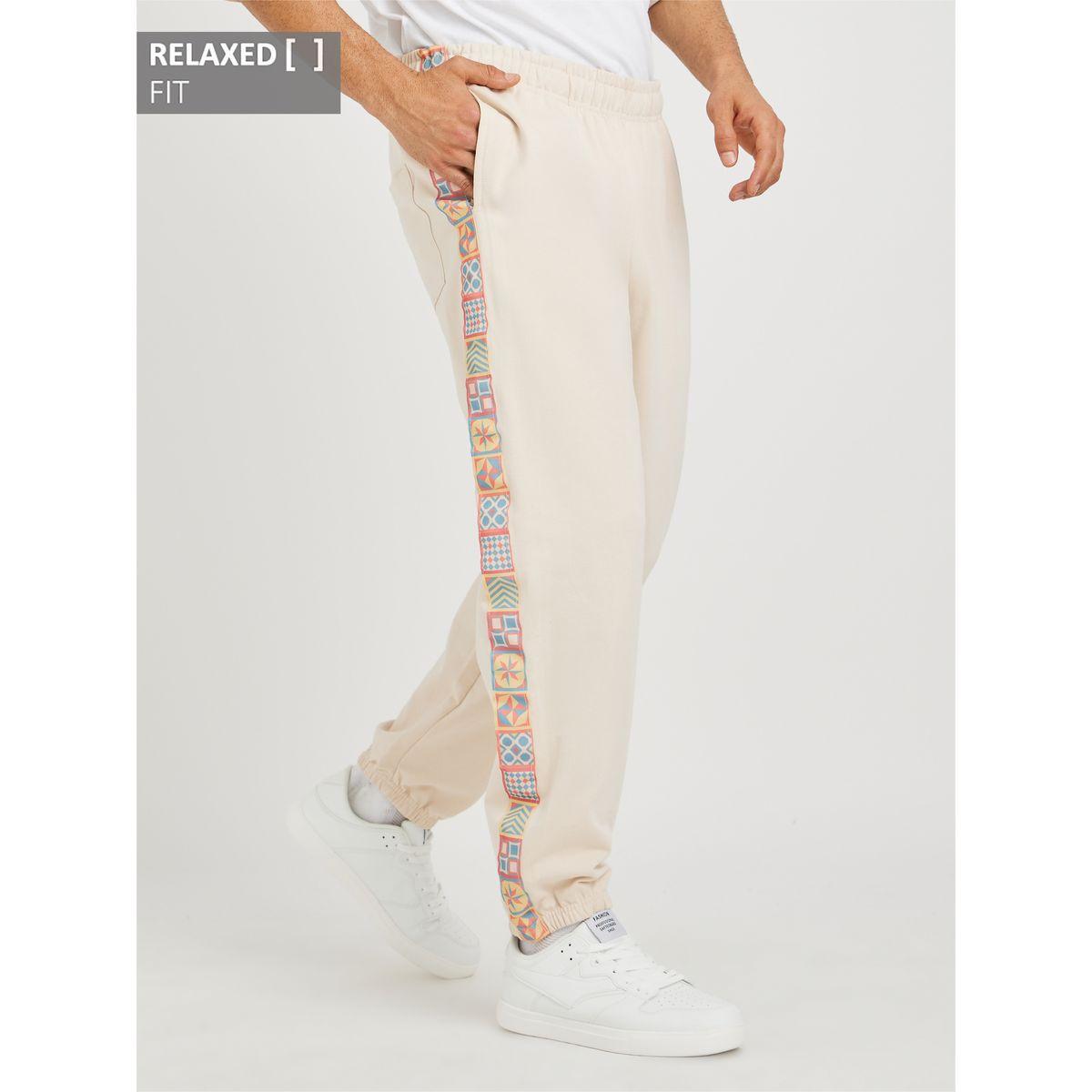جوغر بقصة مريحة وطبعة موتيف جانبية-men-clothing-bottoms-joggers-image-1