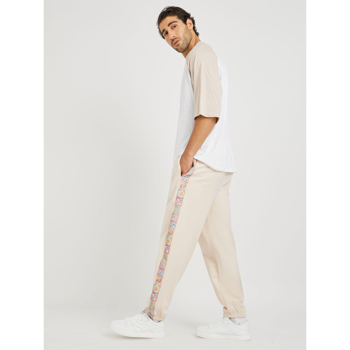 جوغر بقصة مريحة وطبعة موتيف جانبية-men-clothing-bottoms-joggers-image-2