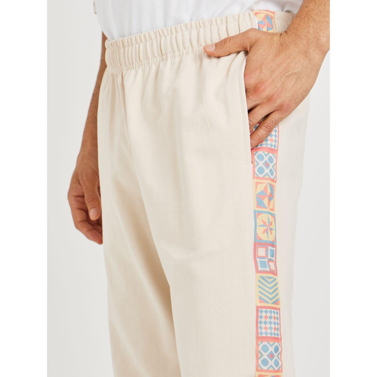جوغر بقصة مريحة وطبعة موتيف جانبية-men-clothing-bottoms-joggers-image-3