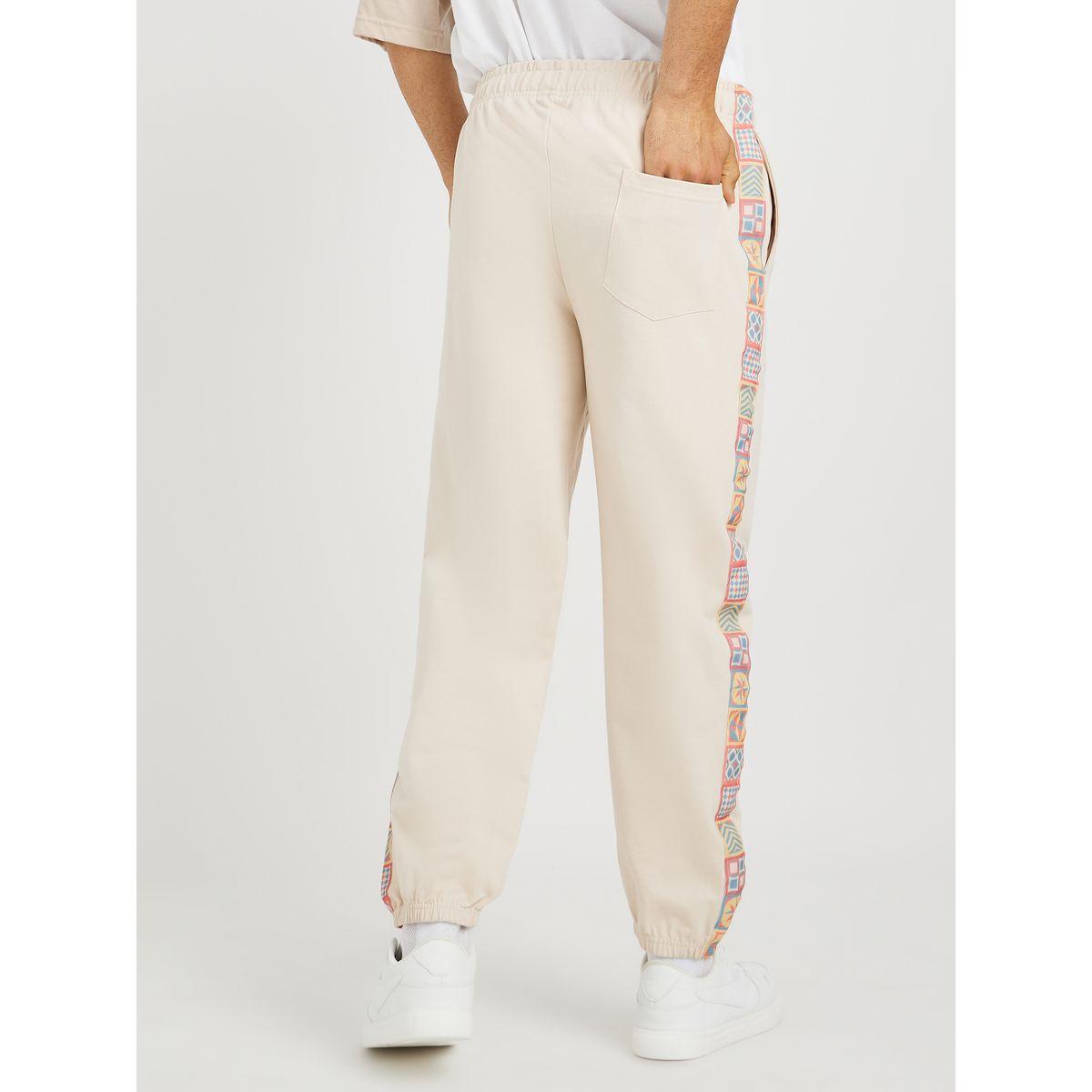 جوغر بقصة مريحة وطبعة موتيف جانبية-men-clothing-bottoms-joggers-image-4
