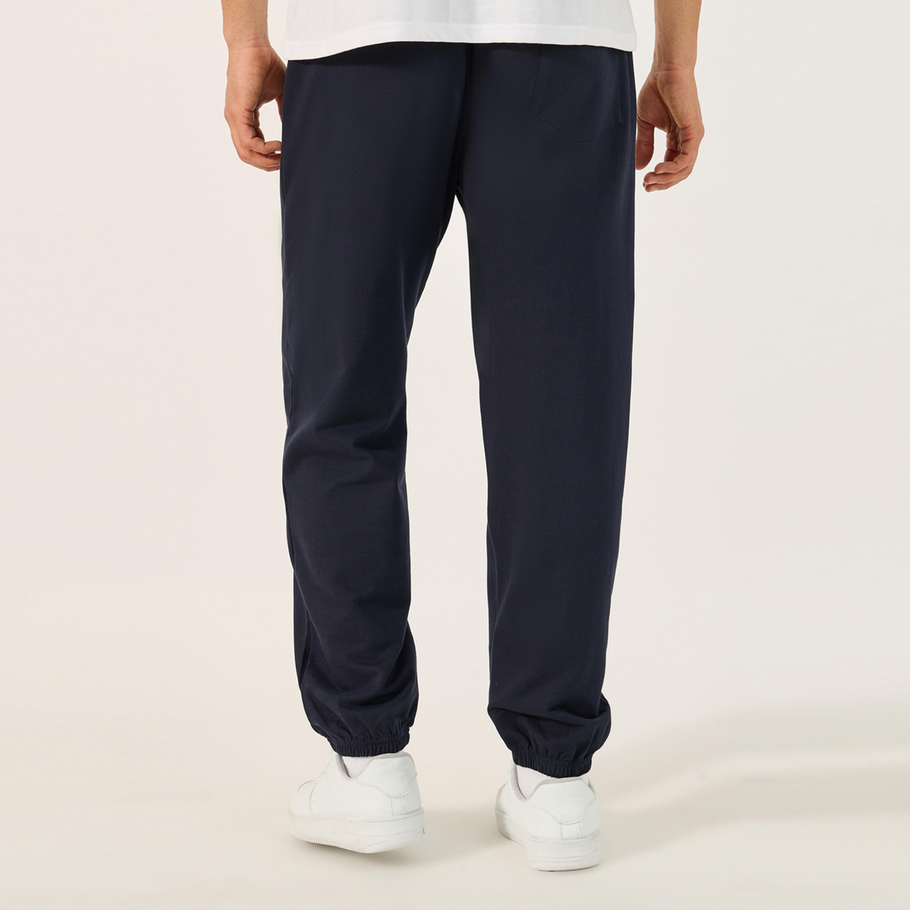 ستايلي - بنطال رياضي من قطن تيري بقصّة مريحة وطبعة شعار-men-clothing-bottoms-joggers-image-4