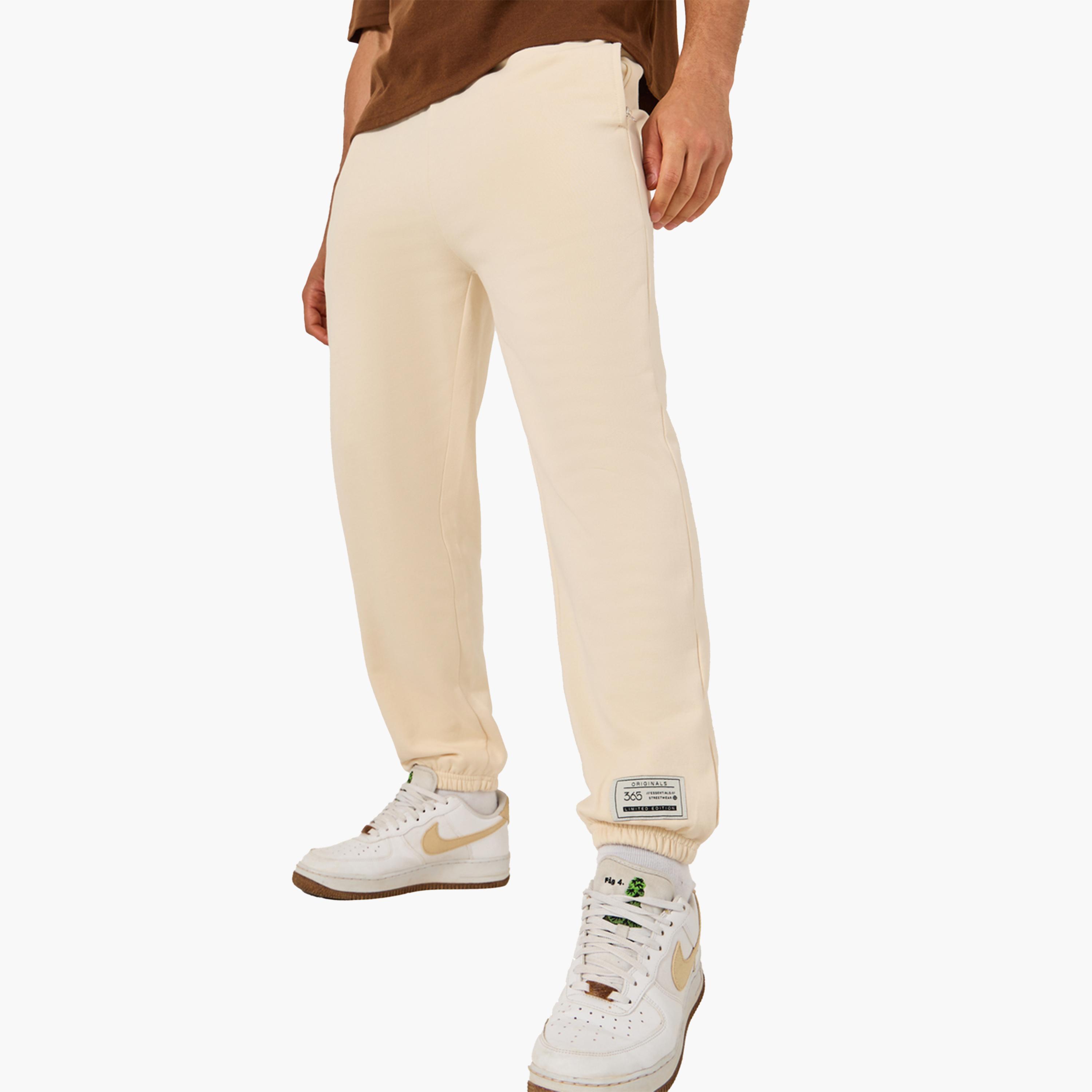 ستايلي - بنطال رياضي مريح بخصر متوسط الارتفاع مع تفاصيل شارة-men-clothing-bottoms-joggers-image-1
