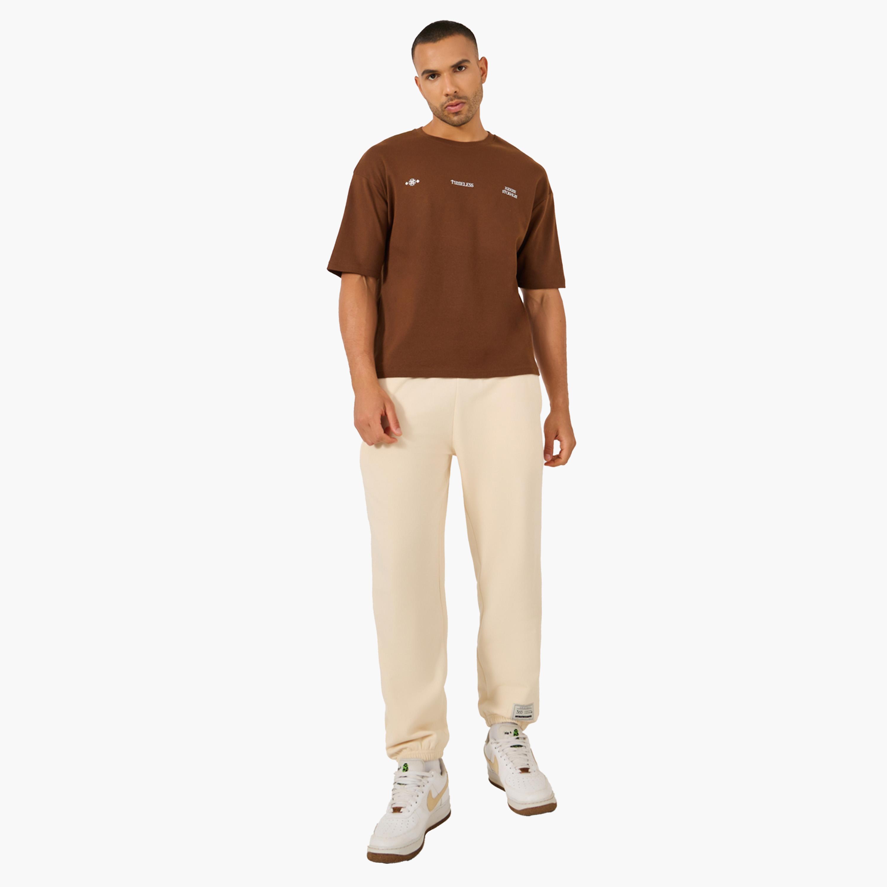 ستايلي - بنطال رياضي مريح بخصر متوسط الارتفاع مع تفاصيل شارة-men-clothing-bottoms-joggers-image-2