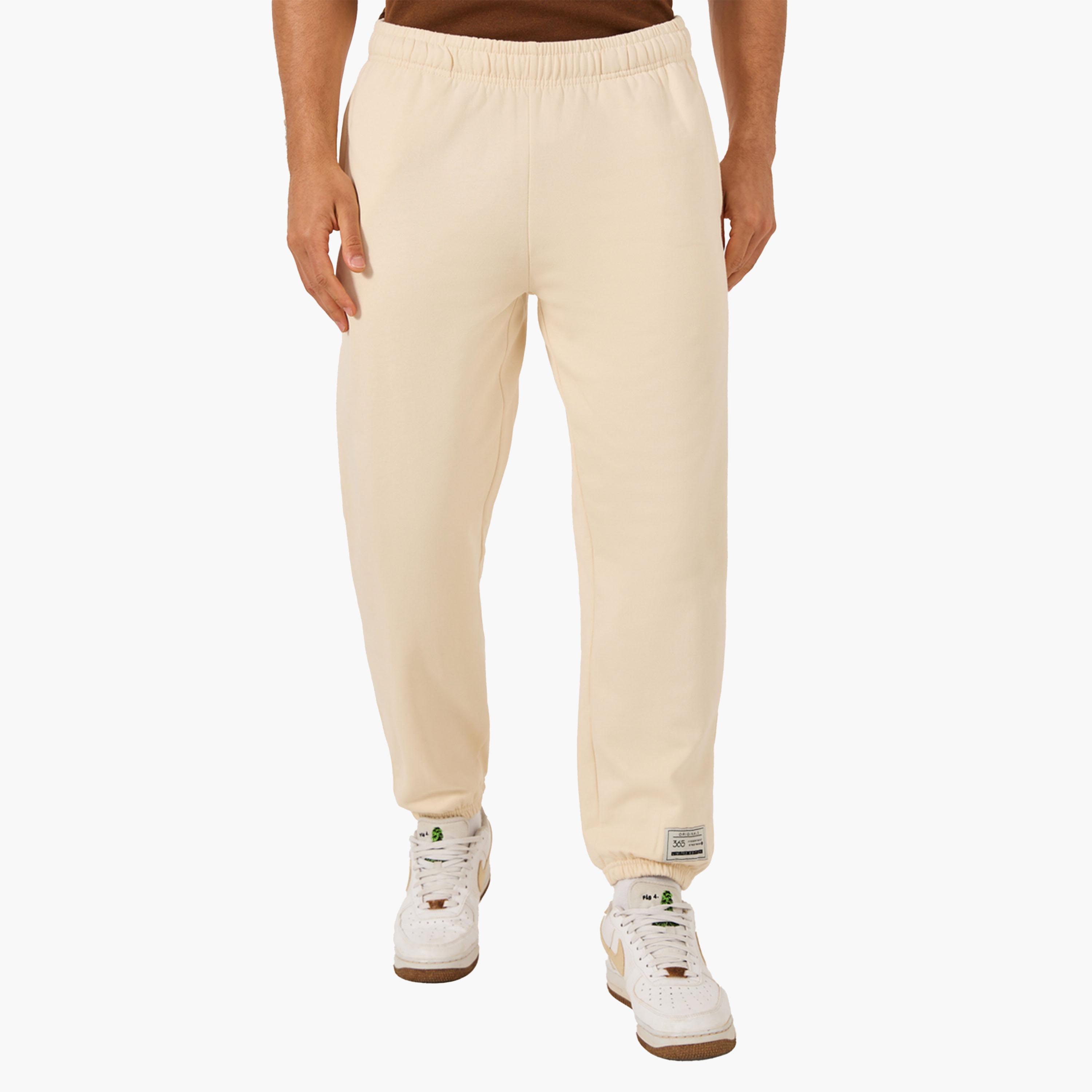 ستايلي - بنطال رياضي مريح بخصر متوسط الارتفاع مع تفاصيل شارة-men-clothing-bottoms-joggers-image-3