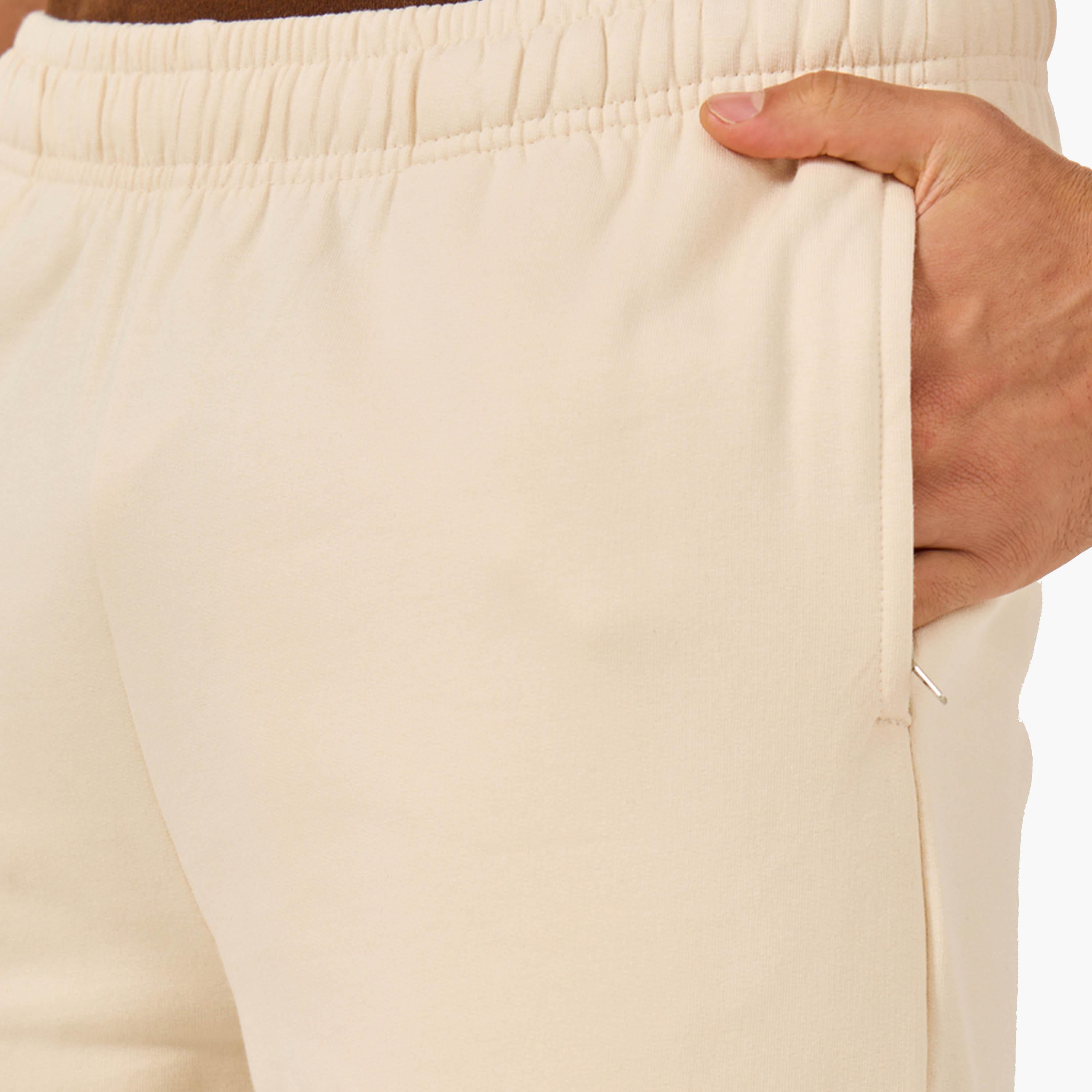 ستايلي - بنطال رياضي مريح بخصر متوسط الارتفاع مع تفاصيل شارة-men-clothing-bottoms-joggers-image-4