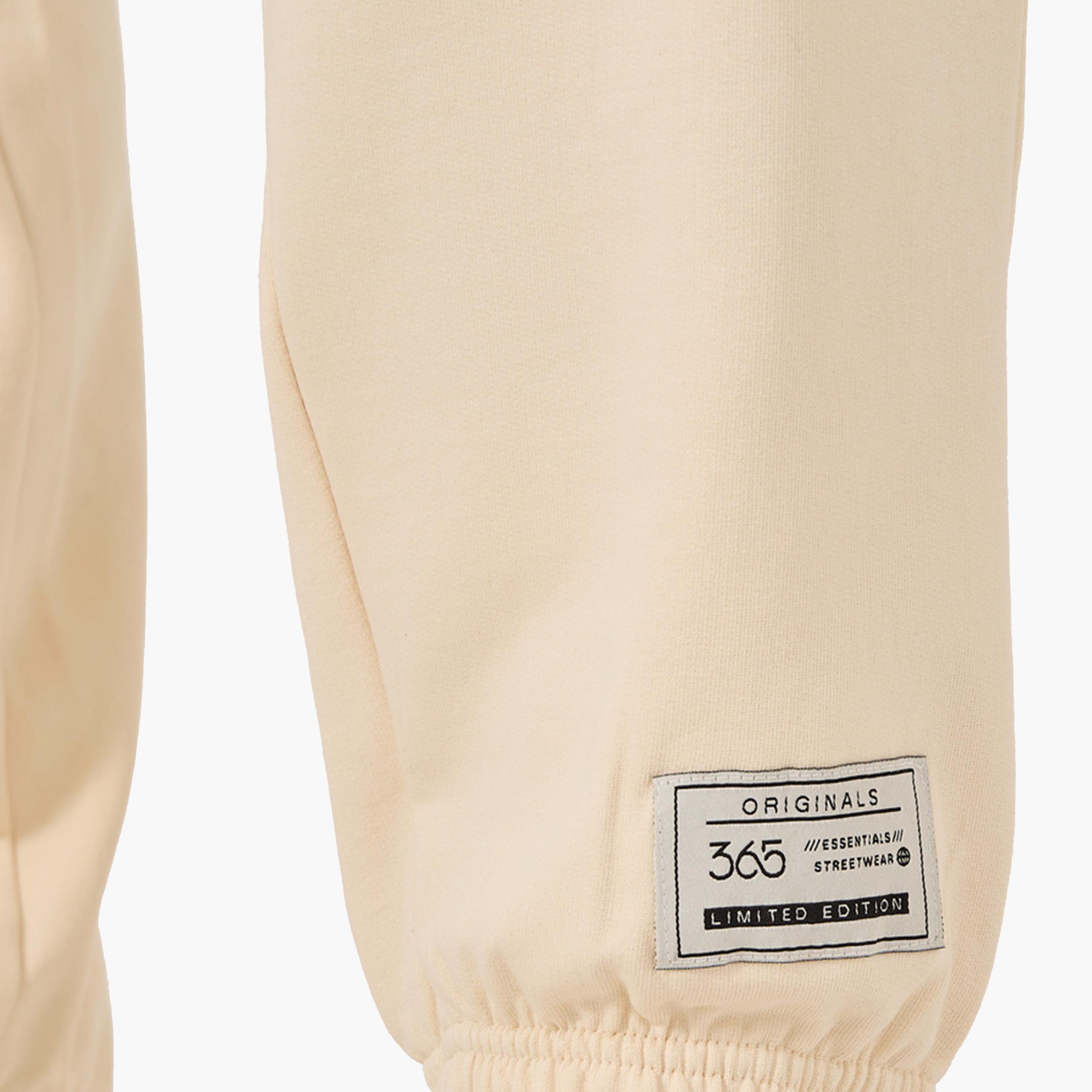 ستايلي - بنطال رياضي مريح بخصر متوسط الارتفاع مع تفاصيل شارة-men-clothing-bottoms-joggers-image-5