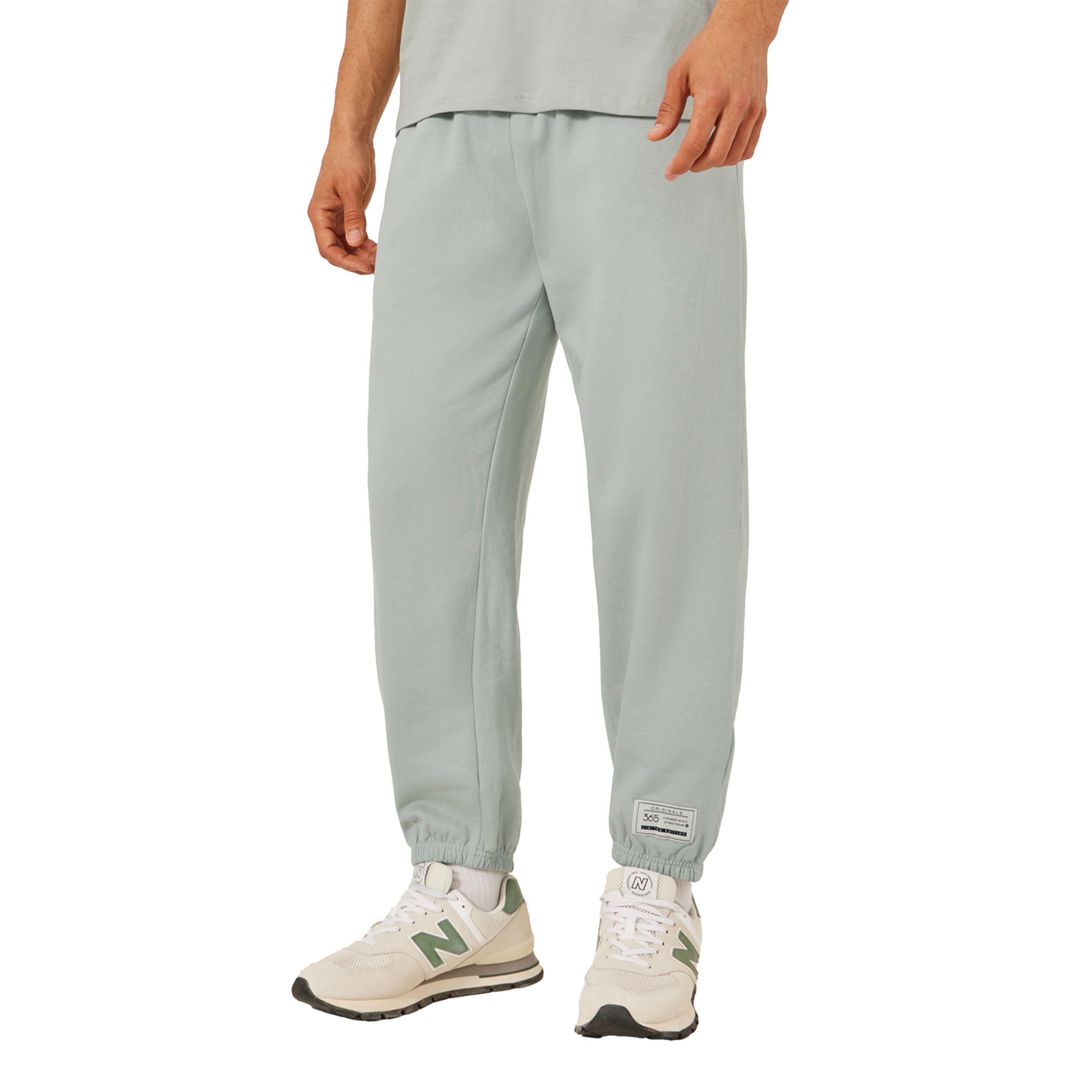 ستايلي - بنطال رياضي مريح بخصر متوسط الارتفاع وتفاصيل شارة-men-clothing-bottoms-joggers-image-1