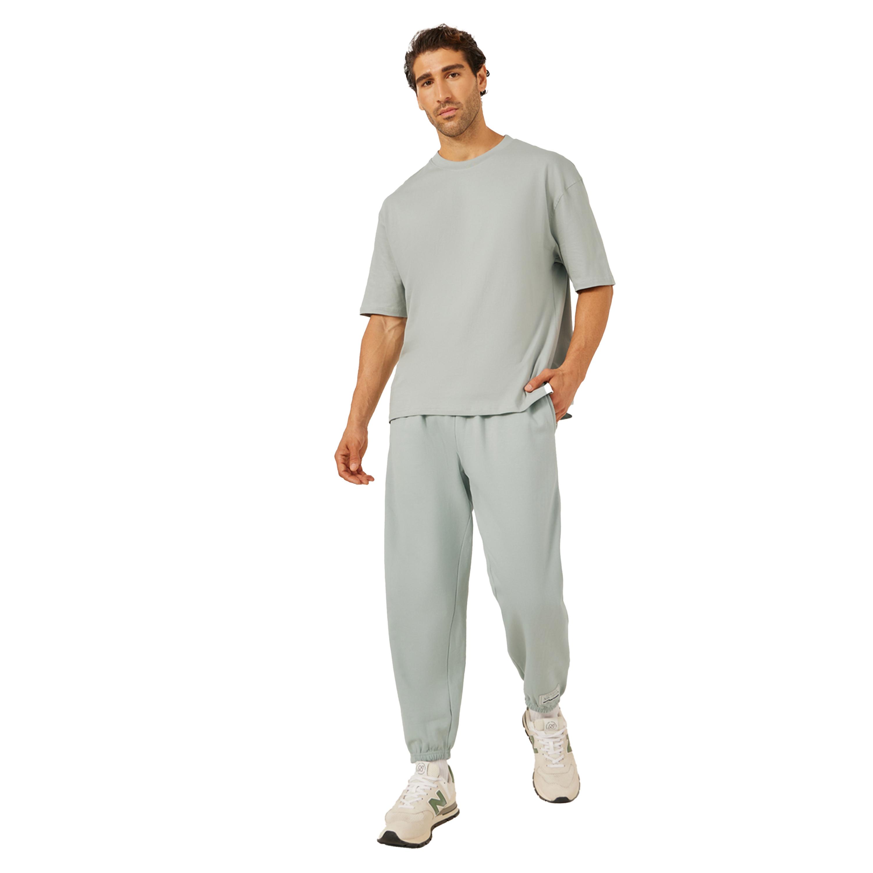 ستايلي - بنطال رياضي مريح بخصر متوسط الارتفاع وتفاصيل شارة-men-clothing-bottoms-joggers-image-2