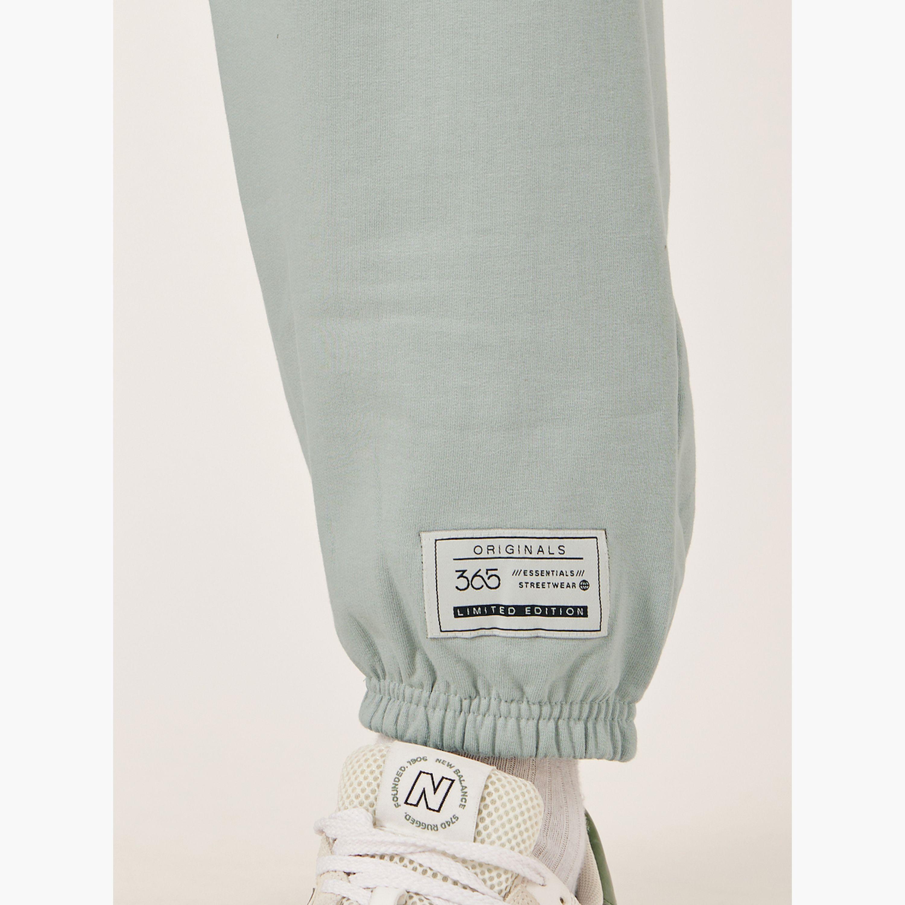 ستايلي - بنطال رياضي مريح بخصر متوسط الارتفاع وتفاصيل شارة-men-clothing-bottoms-joggers-image-3