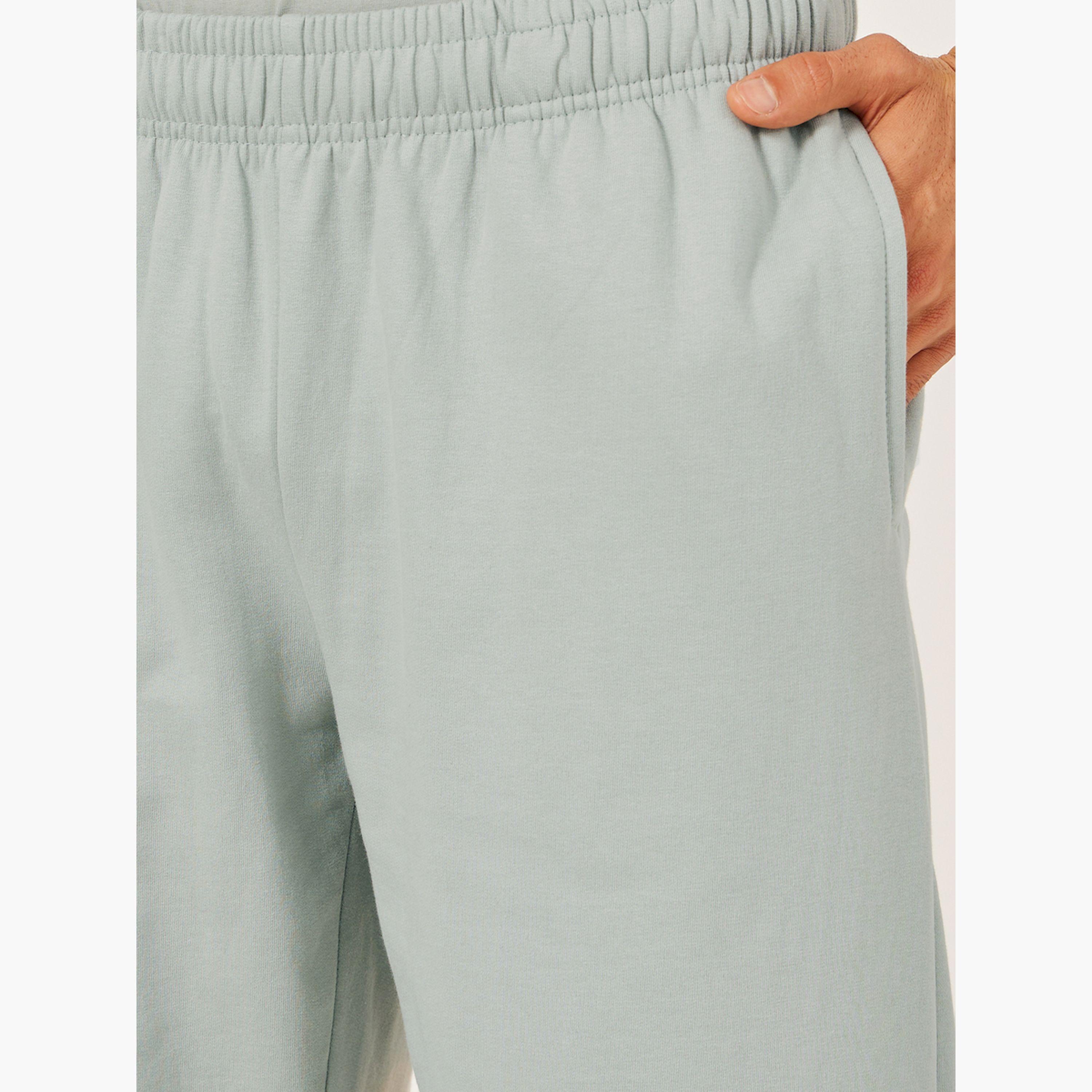ستايلي - بنطال رياضي مريح بخصر متوسط الارتفاع وتفاصيل شارة-men-clothing-bottoms-joggers-image-4