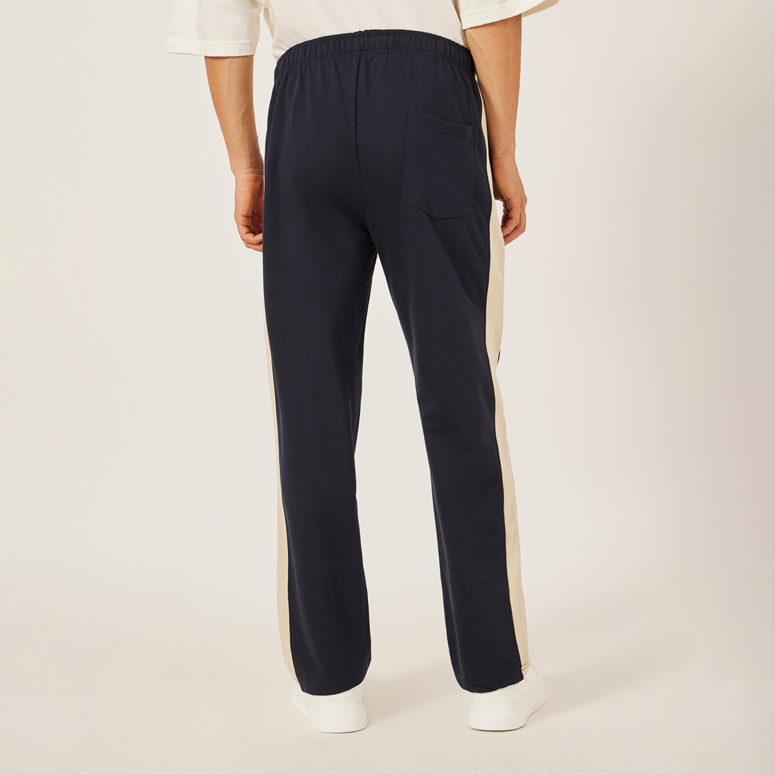 ستايلي - بنطال رياضي مريح متوسط الارتفاع بأجزاء جانبية متباينة-men-clothing-bottoms-joggers-image-4