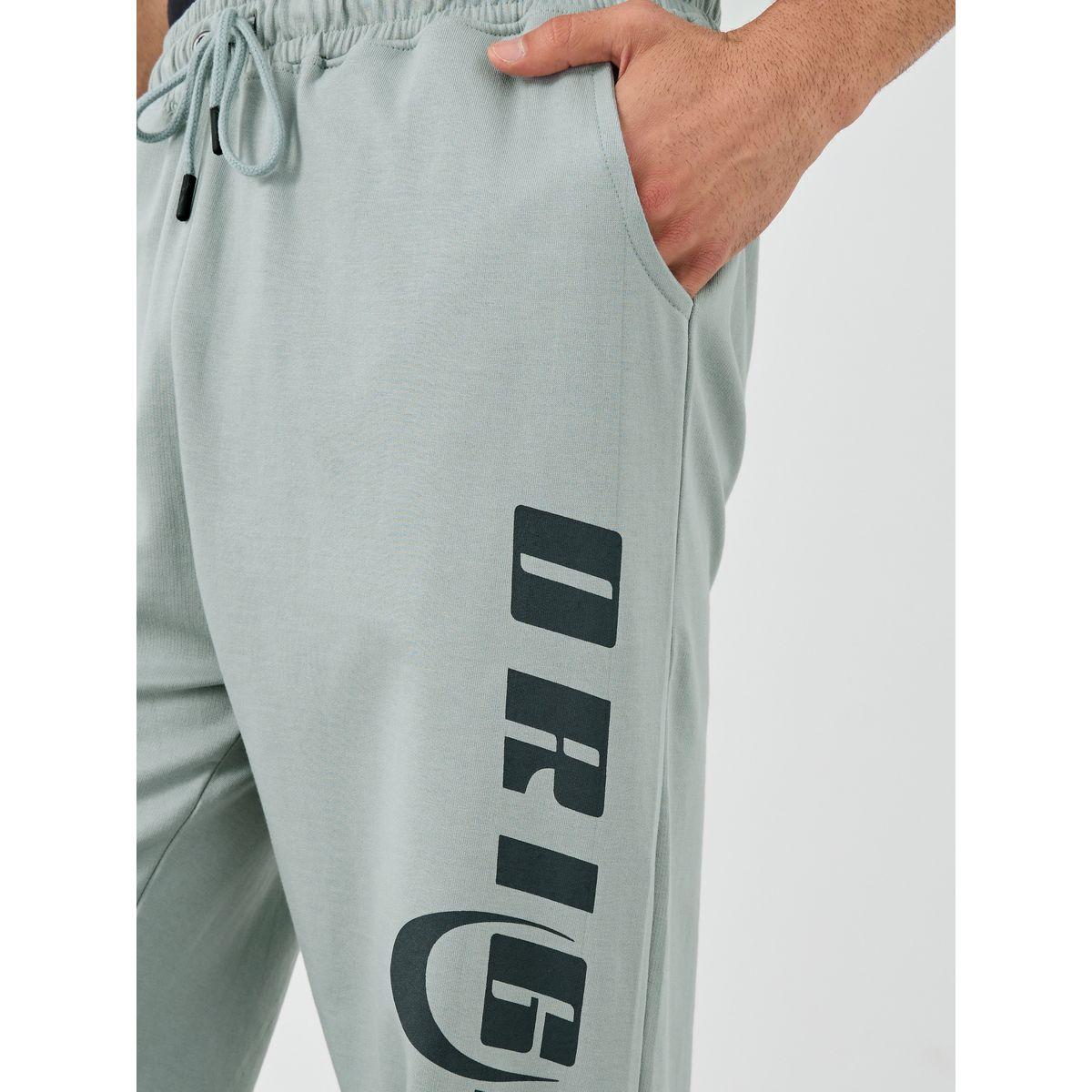 جوغر فضفاض بطبعة كتابة وتفاصيل بارزة الملمس-men-clothing-bottoms-joggers-image-3