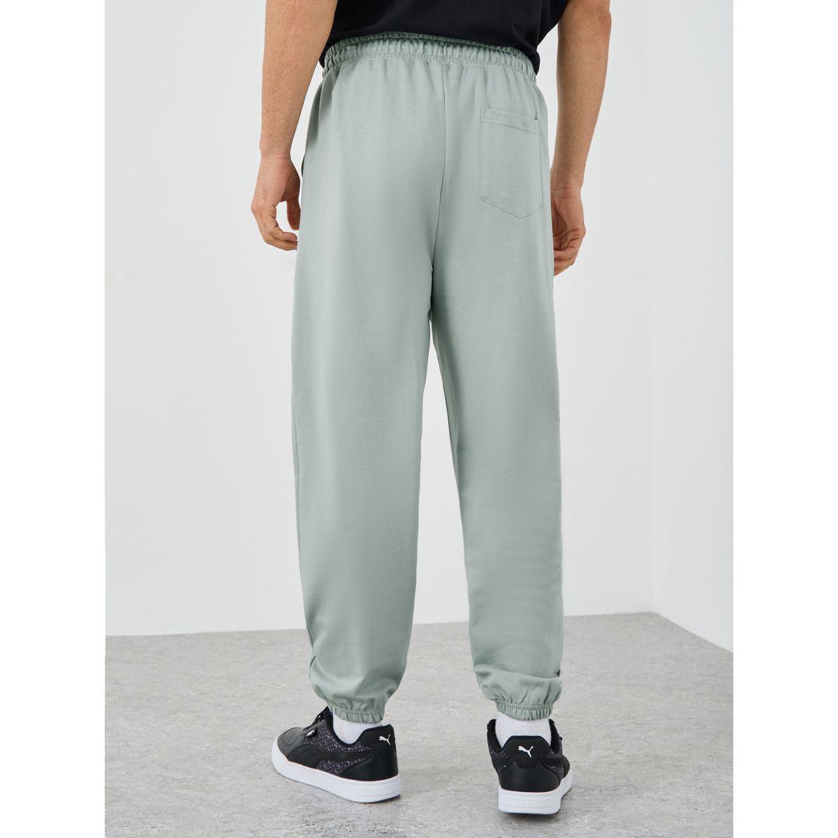 جوغر فضفاض بطبعة كتابة وتفاصيل بارزة الملمس-men-clothing-bottoms-joggers-image-4