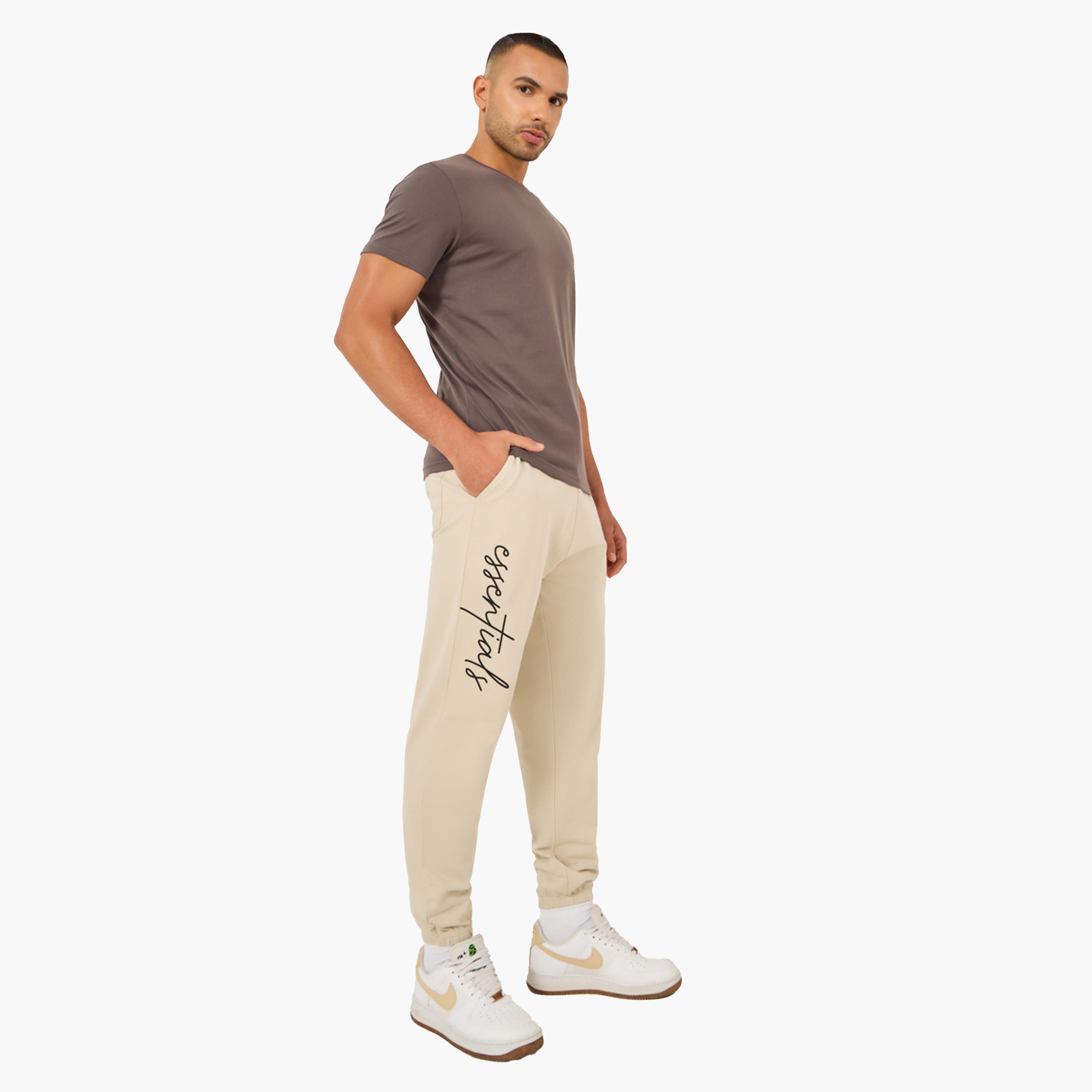 ستايلي - بنطال رياضي قطني تيري بقصّة واسعة وطبعة شعار-men-clothing-bottoms-joggers-image-2