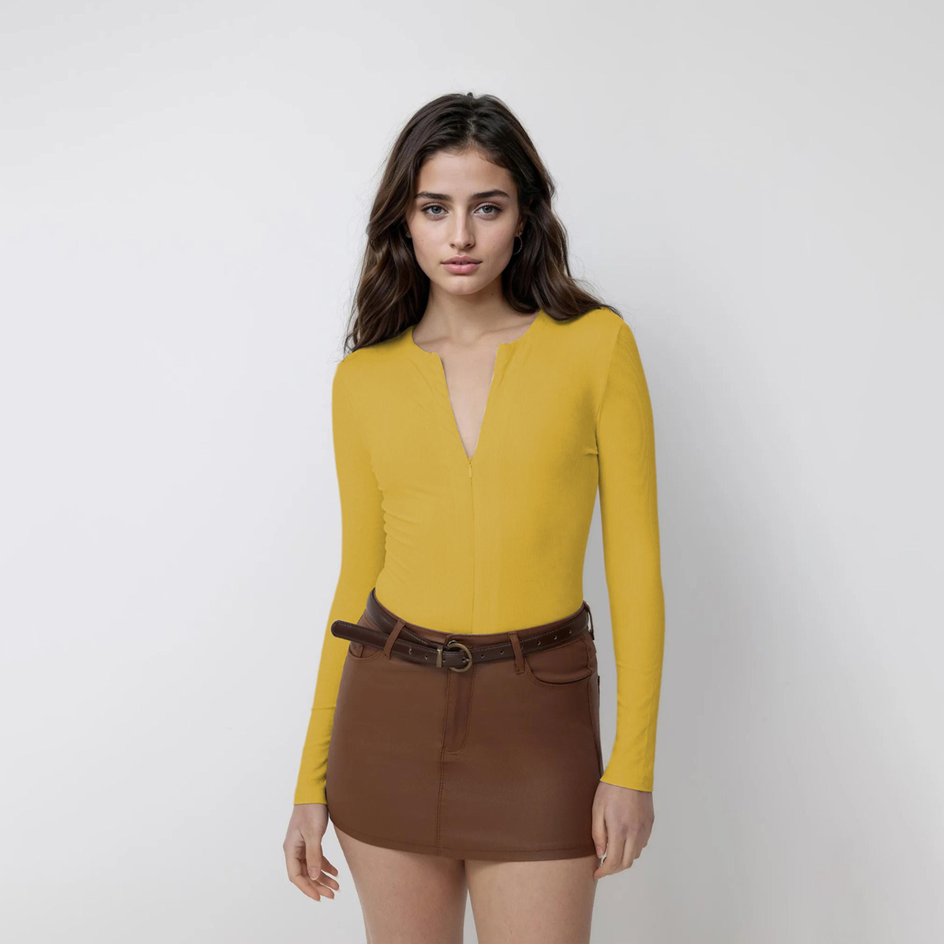 كوتي × ستايلي - تي شيرت نسائي ضيق ومضلع بأكمام طويلة ورقبة على شكل حرف V - الأصفر-women-clothing-tshirts-image-1