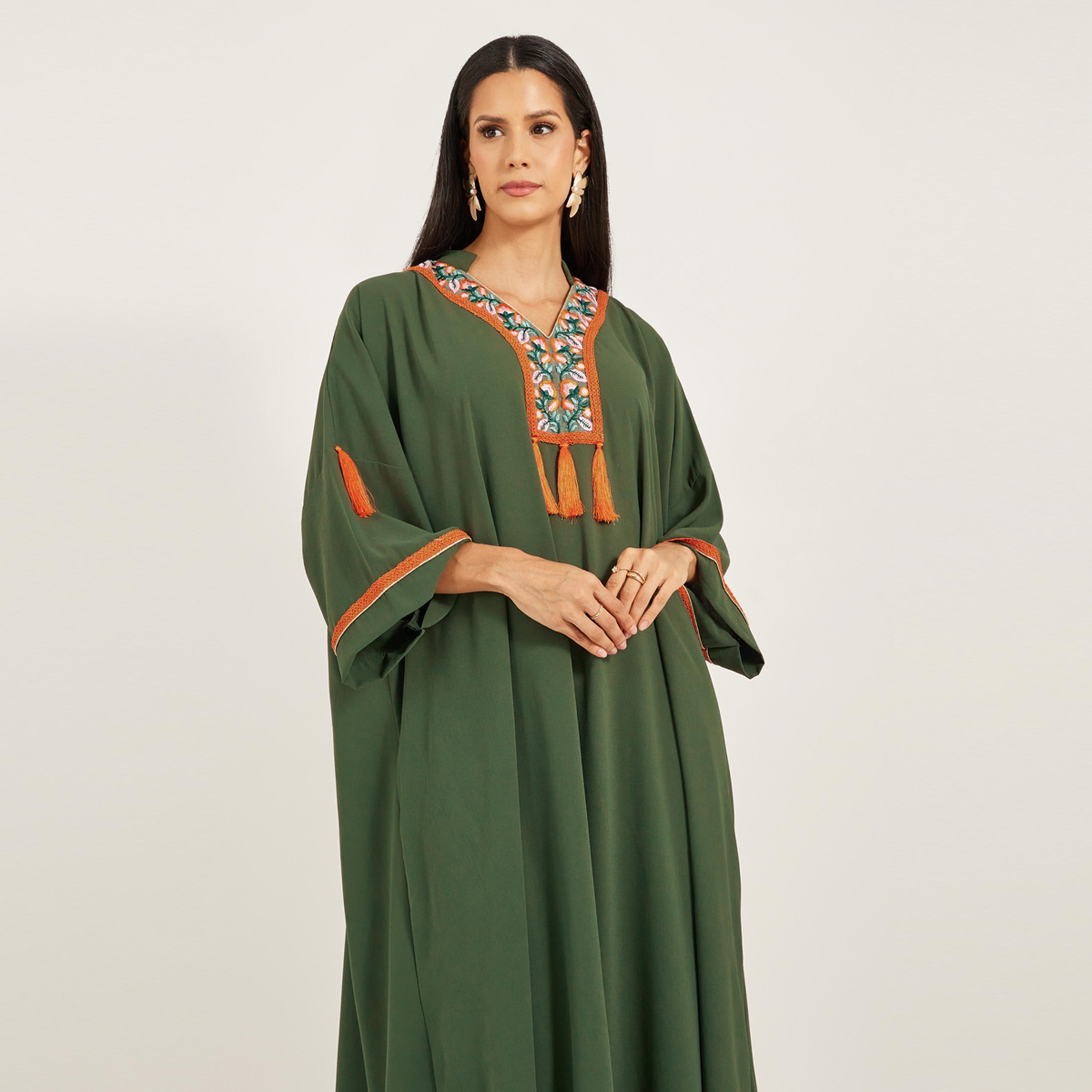 ماكسيم كرييشن × ستايلي - قفطان من القماش مع تطريزات وشراشيب-women-arabicclothing-kaftan-image-3