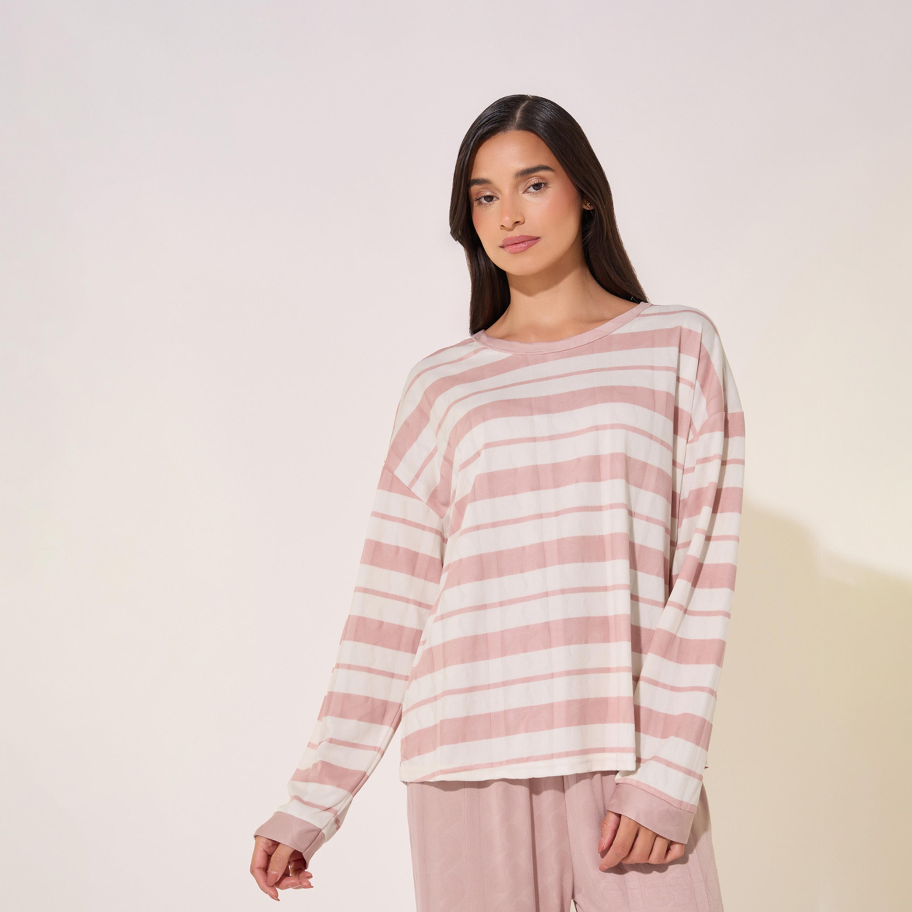 طقم من بنطال بيجاما وتيشيرت وياقة دائرية وتفاصيل بارزة الملمس-women-clothing-nightwear-pyjamas-longsets-image-2