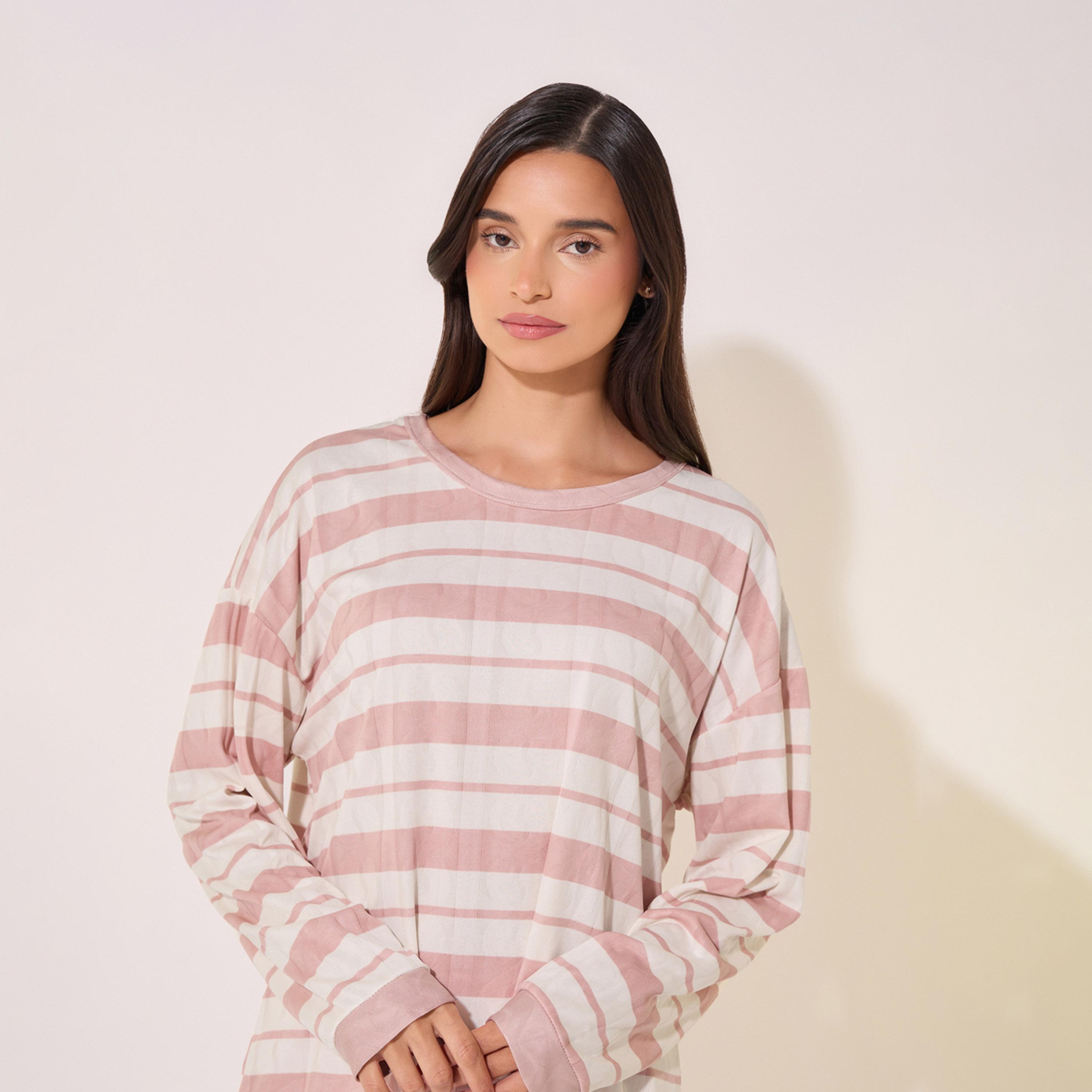 طقم من بنطال بيجاما وتيشيرت وياقة دائرية وتفاصيل بارزة الملمس-women-clothing-nightwear-pyjamas-longsets-image-3